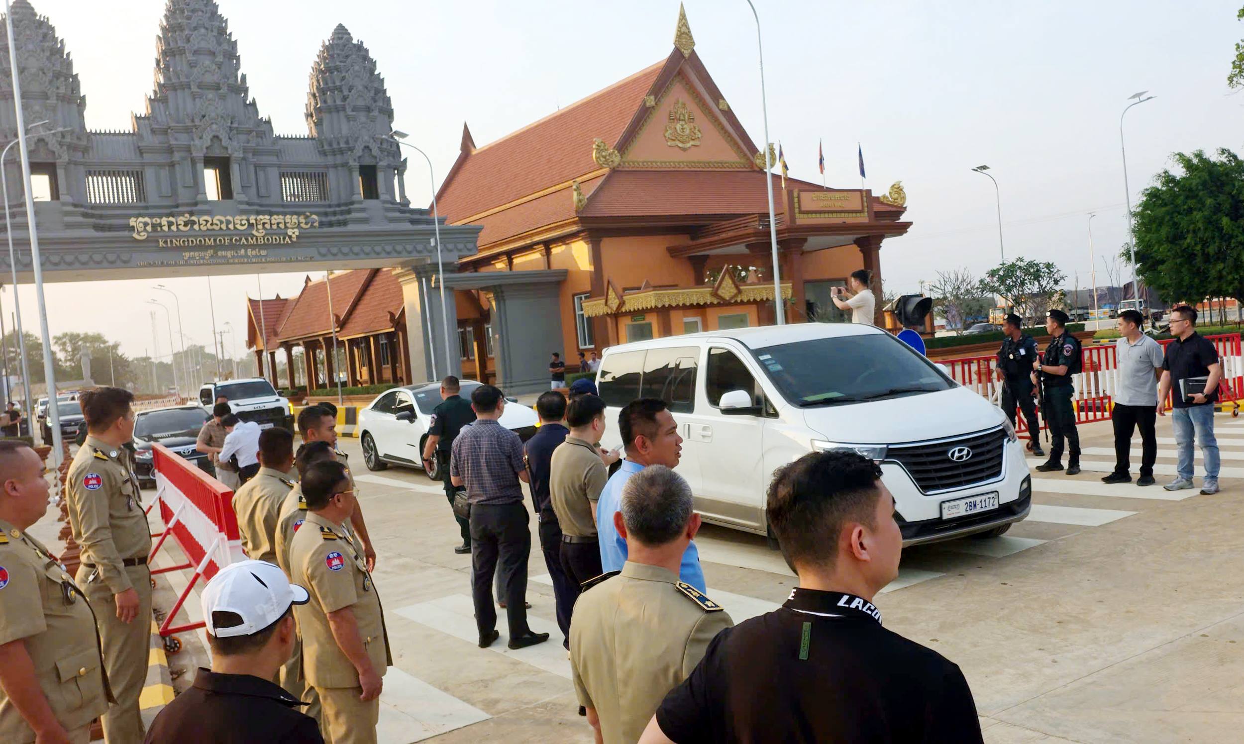 Triệt phá đường dây lừa đảo xuyên quốc gia tại Campuchia, chiếm đoạt hơn 300 tỷ đồng 3 Tong cuc Cong an quoc gia Campuchia ban giao cac doi tuong cho Cong an tinh Lao Cai