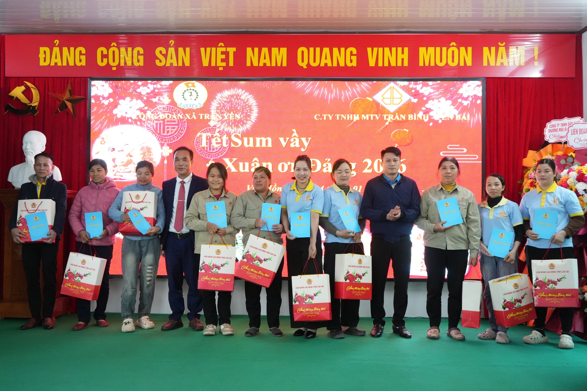 Tết Sum vầy – Xuân ơn Đảng: Ấm áp nghĩa tình đến với người lao động xã Trấn Yên 2 Trao qua Tet cho doan vien nguoi lao dong co hoan canh kho khan gop phan mang den mot mua xuan am ap nghia tinh