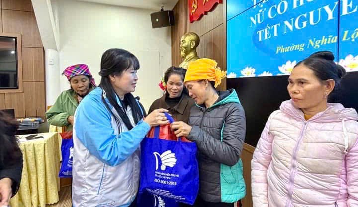 Trao qua Tet cho hoi vien phu nu co hoan canh kho khan gui gam su se chia va dong vien dip Tet Binh Ngo 2026