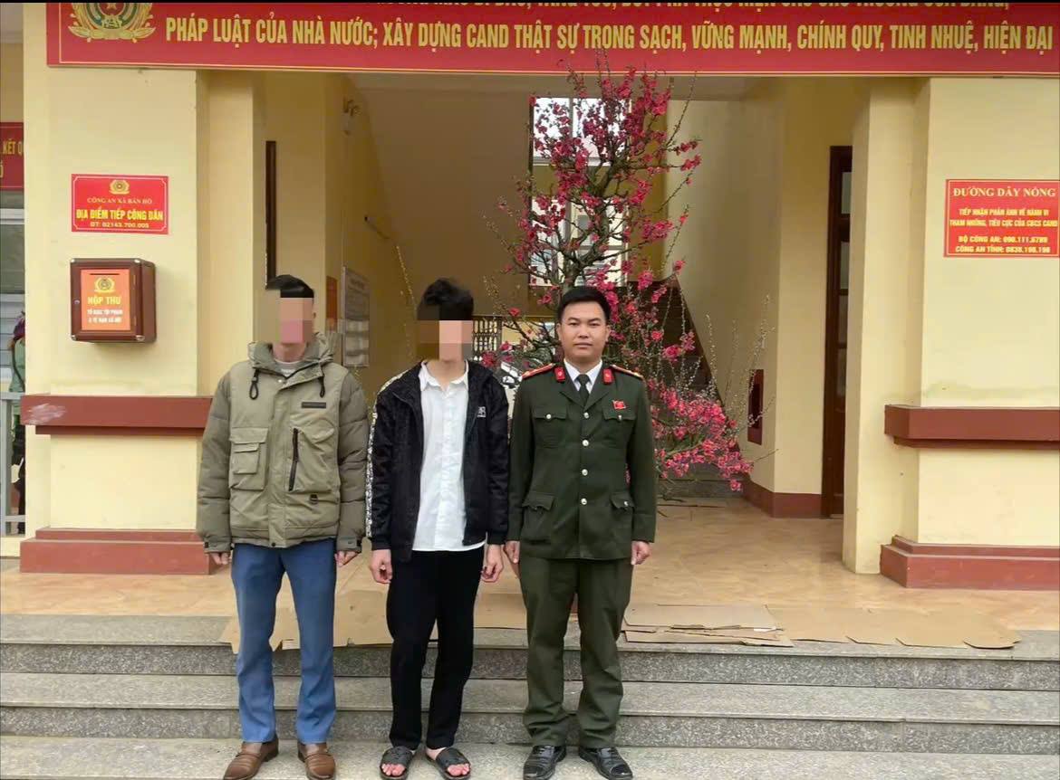 Trao tra chau D cho gia dinh giao duc quan ly