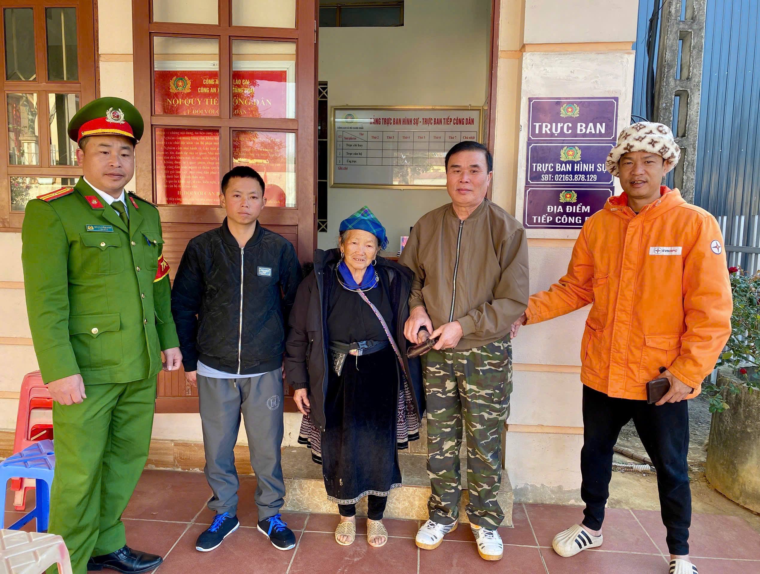 Công an xã Mù Cang Chải kịp thời hỗ trợ công dân nhận lại tài sản bị đánh rơi 1 Trao tra tai san cua cong dan tai tru so Cong an xa Mu Cang Chai