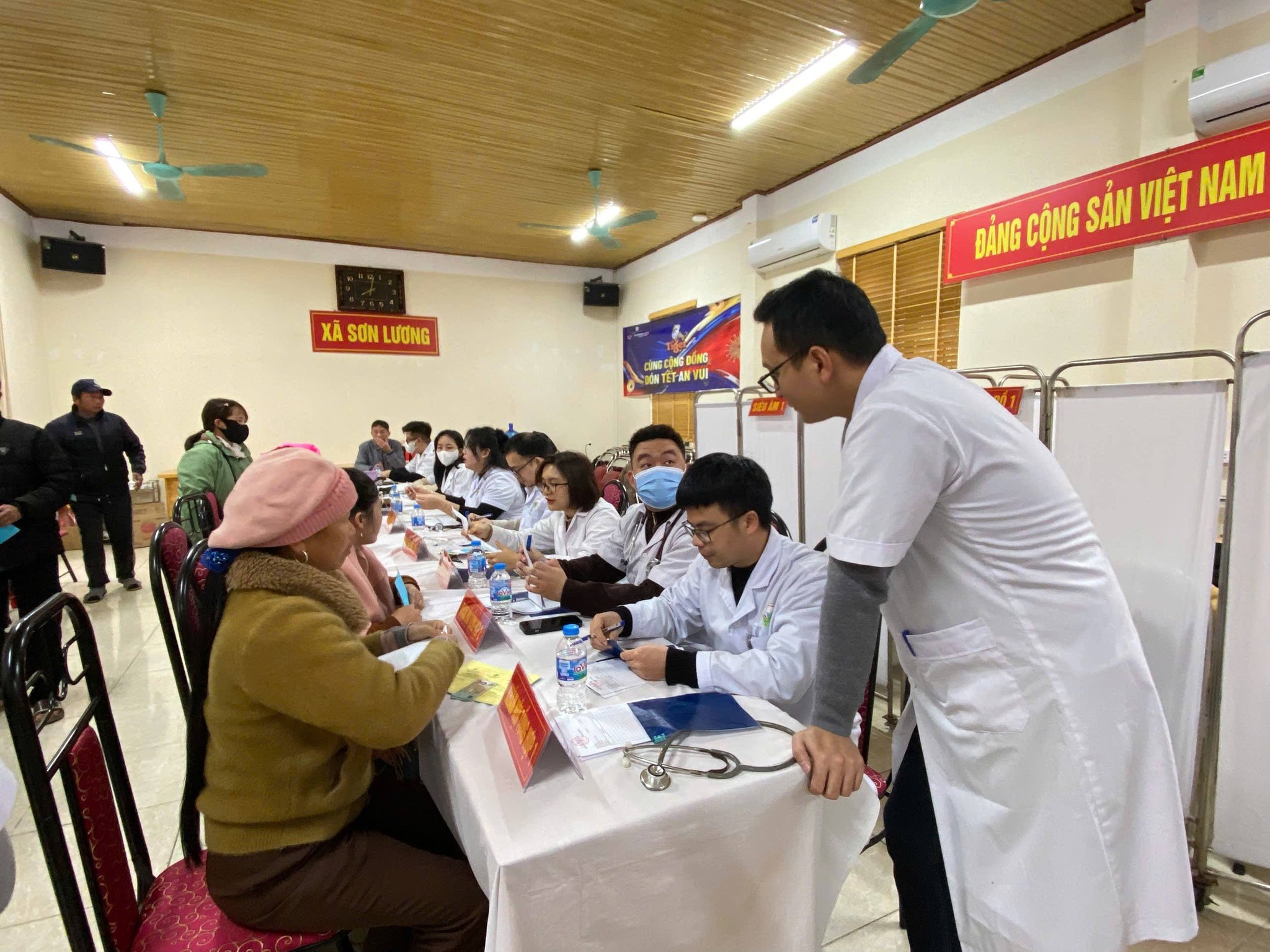 Ấm áp “Tết Nhân ái” nơi vùng cao Lào Cai 3 Tu van suc khoe truc tiep giup nguoi dan hieu ro cach cham soc ban than va gia dinh trong dip Tet