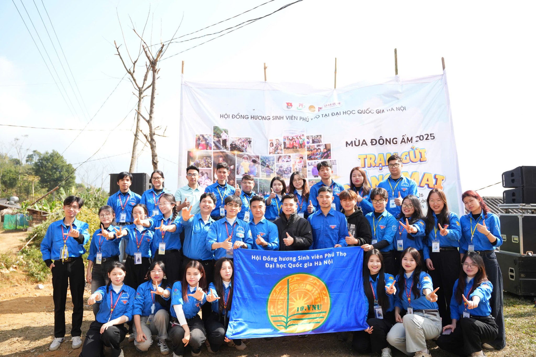 Tuoi tre 19VNU rang ro trong hanh trinh mang yeu thuong den vung cao Lao Cai. lco