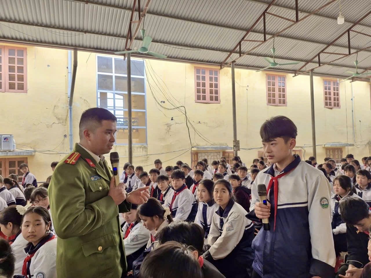 Tuyen truyen phap luat gan voi giao duc ky nang song gop phan xay dung moi truong hoc duong an toan lanh manh