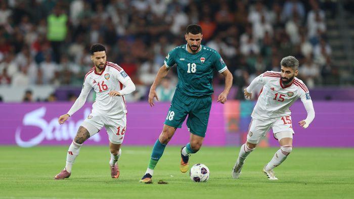 UAE (áo trắng) và Iraq là 2 cái tên sáng giá được FIFA tính đến để thay thế Iran. (Ảnh: AFC)