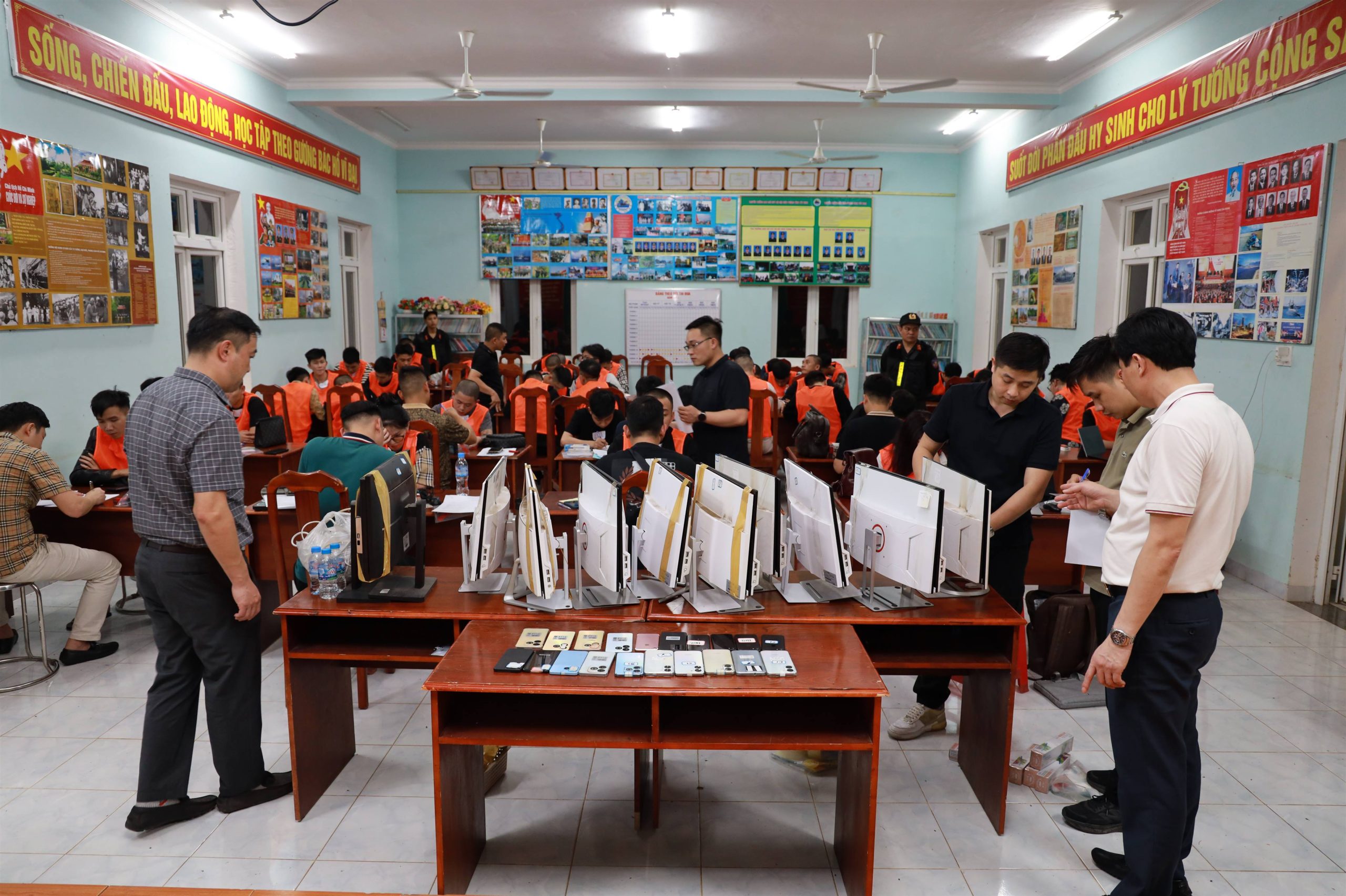 Triệt phá đường dây lừa đảo xuyên quốc gia tại Campuchia, chiếm đoạt hơn 300 tỷ đồng 4 Vat chung va cac doi tuong sau khi duoc trao tra tai Viet Nam scaled