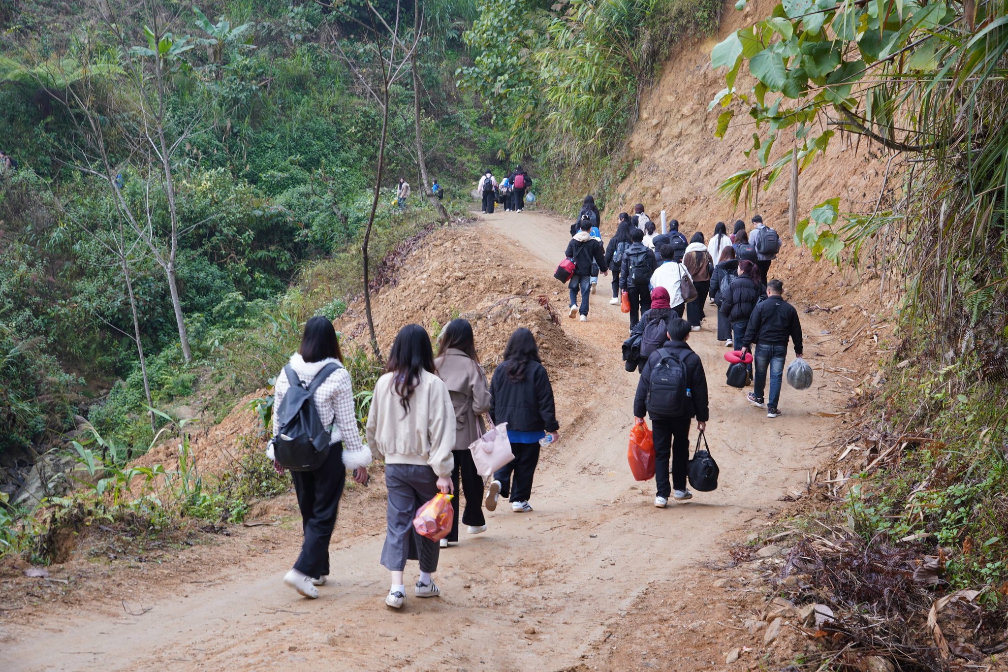 Vuot nui rung bang qua nhung con duong dat quanh co hanh trinh thien nguyen day nhiet huyet cua cac ban tre