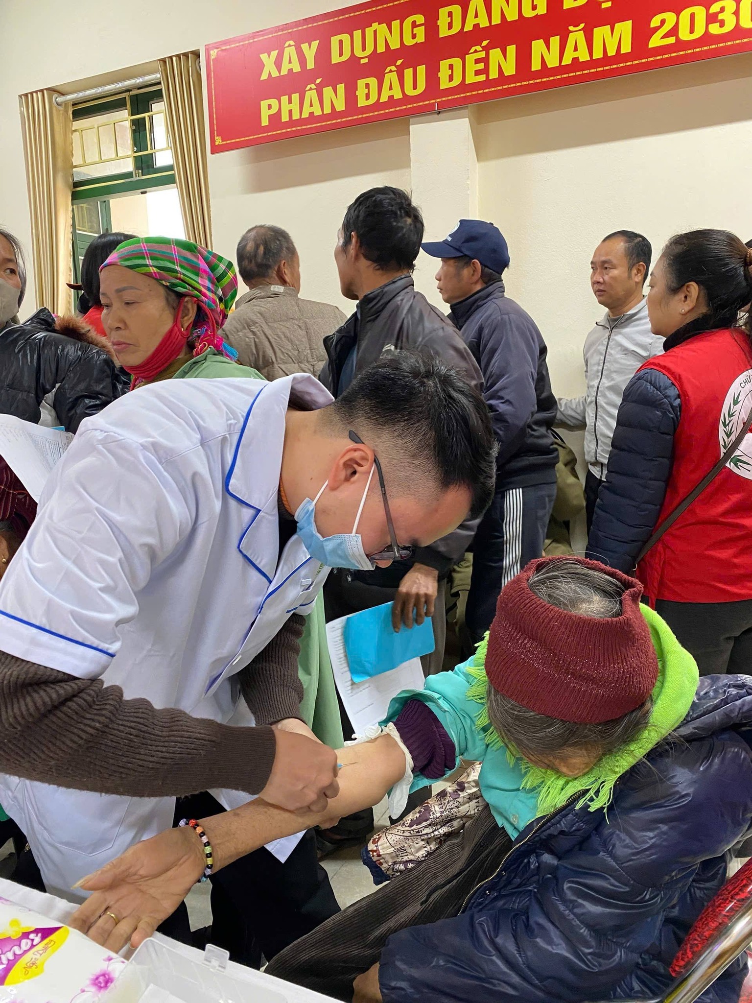 Y bac si Benh vien Da khoa so 3 tinh Lao Cai tan tinh kham benh do huyet ap cho nguoi dan vung cao