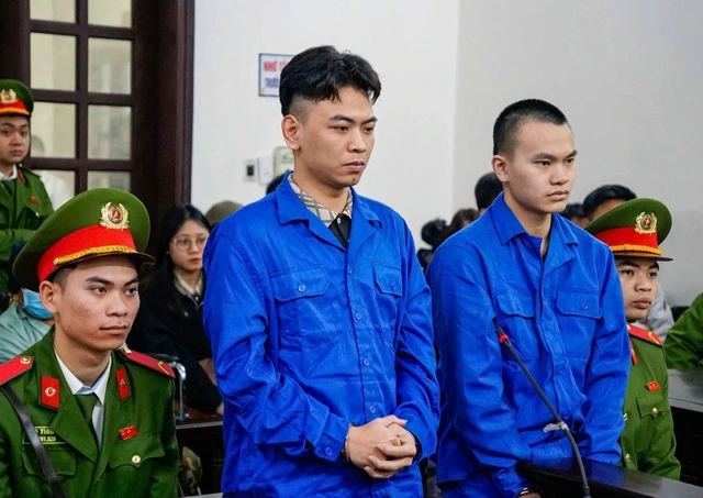 Bị cáo Nguyễn Văn Thiên (trái) và Nguyễn Long Vũ tại tòa ẢNH: PHÚC BÌNH