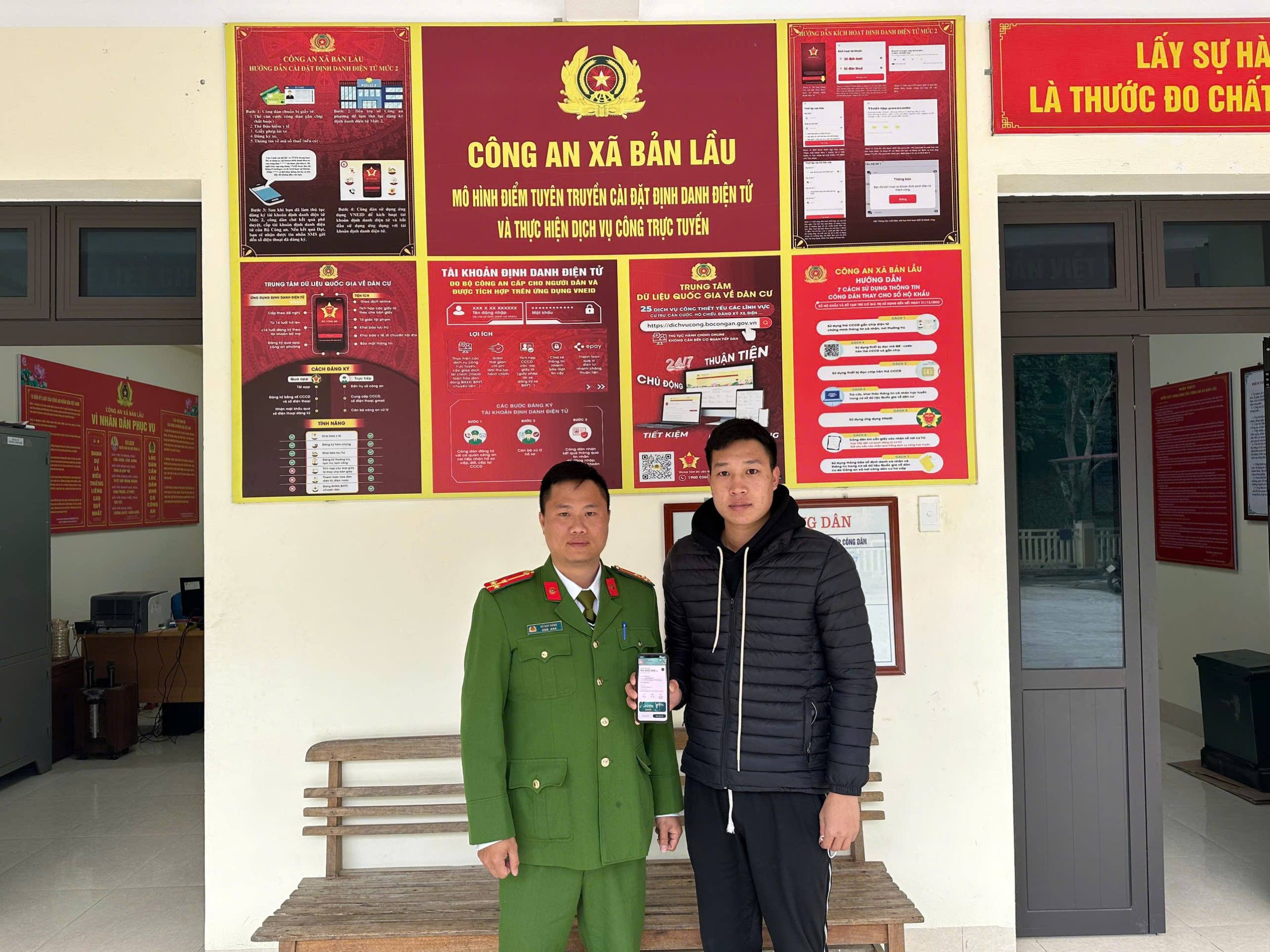 Công an xã Bản Lầu kịp thời giúp người dân nhận lại 100 triệu đồng chuyển nhầm 11 gen h BL1 scaled