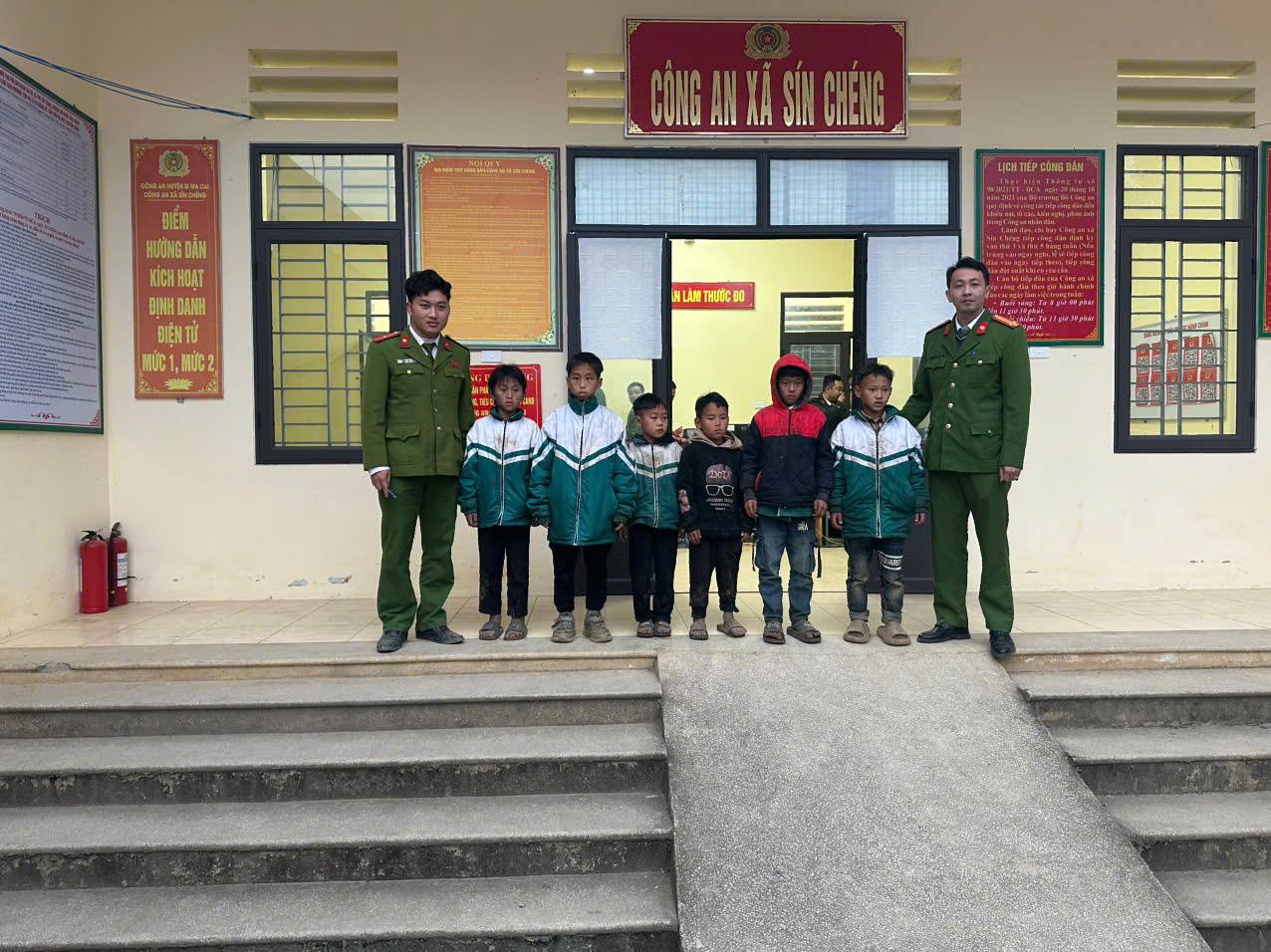 Công an xã Sín Chéng kịp thời tìm kiếm, đưa 6 cháu nhỏ đi lạc trở về gia đình an toàn 8 gen h Sin Cheng 1 479414