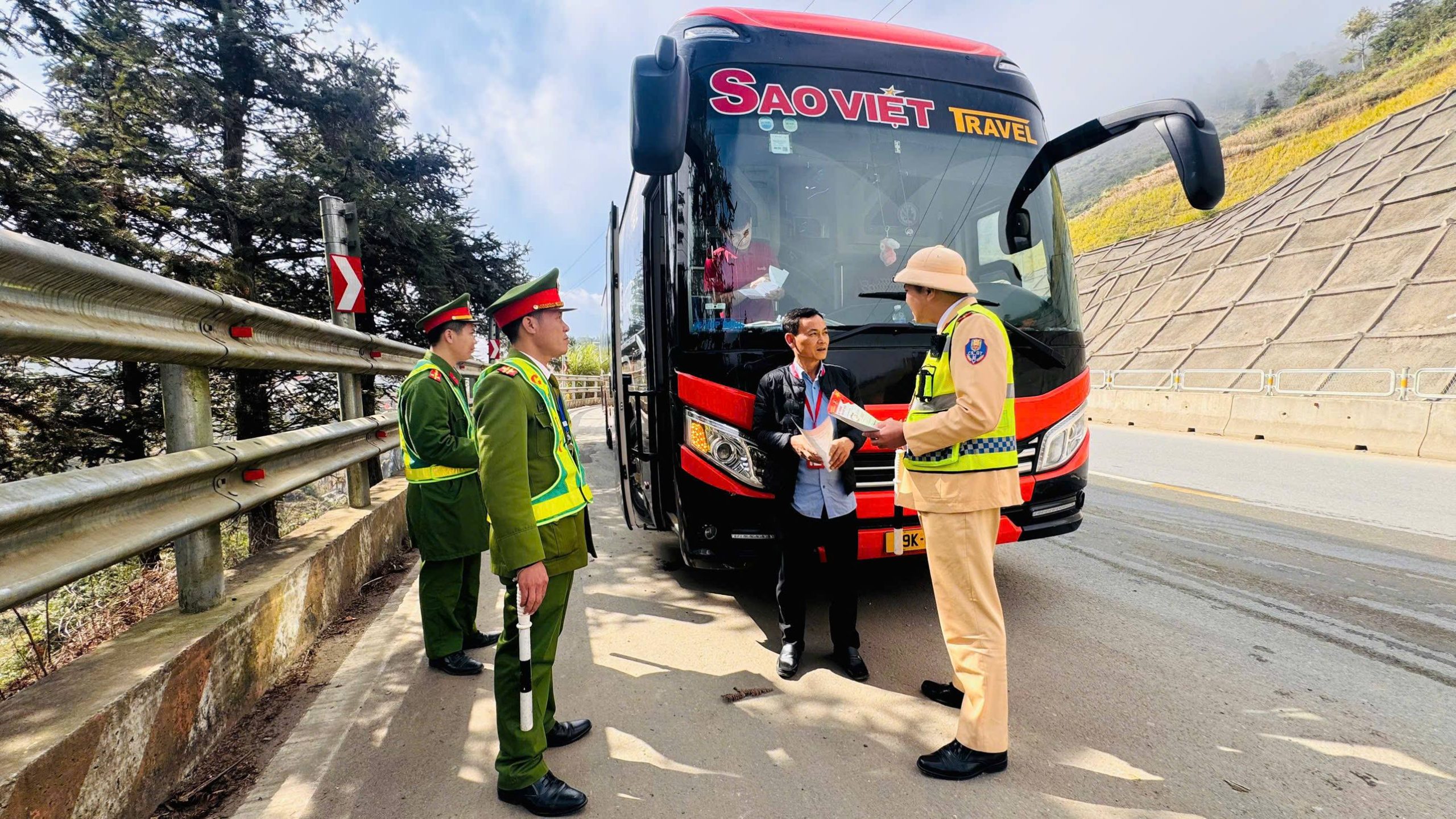 Lào Cai bảo đảm trật tự, an toàn giao thông dịp nghỉ lễ trên tuyến quốc lộ 4D và khu du lịch Sa Pa 3 gen h Ta Phin 3 425612 scaled