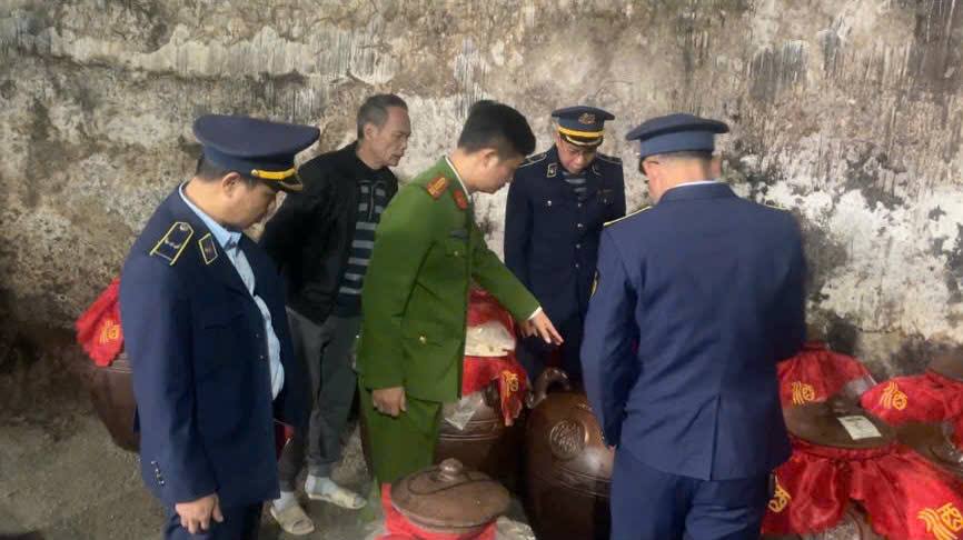 Phát hiện hơn 2.200 lít rượu không rõ nguồn gốc trong kho doanh nghiệp tại Thượng Bằng La 1 gen n M1 511232