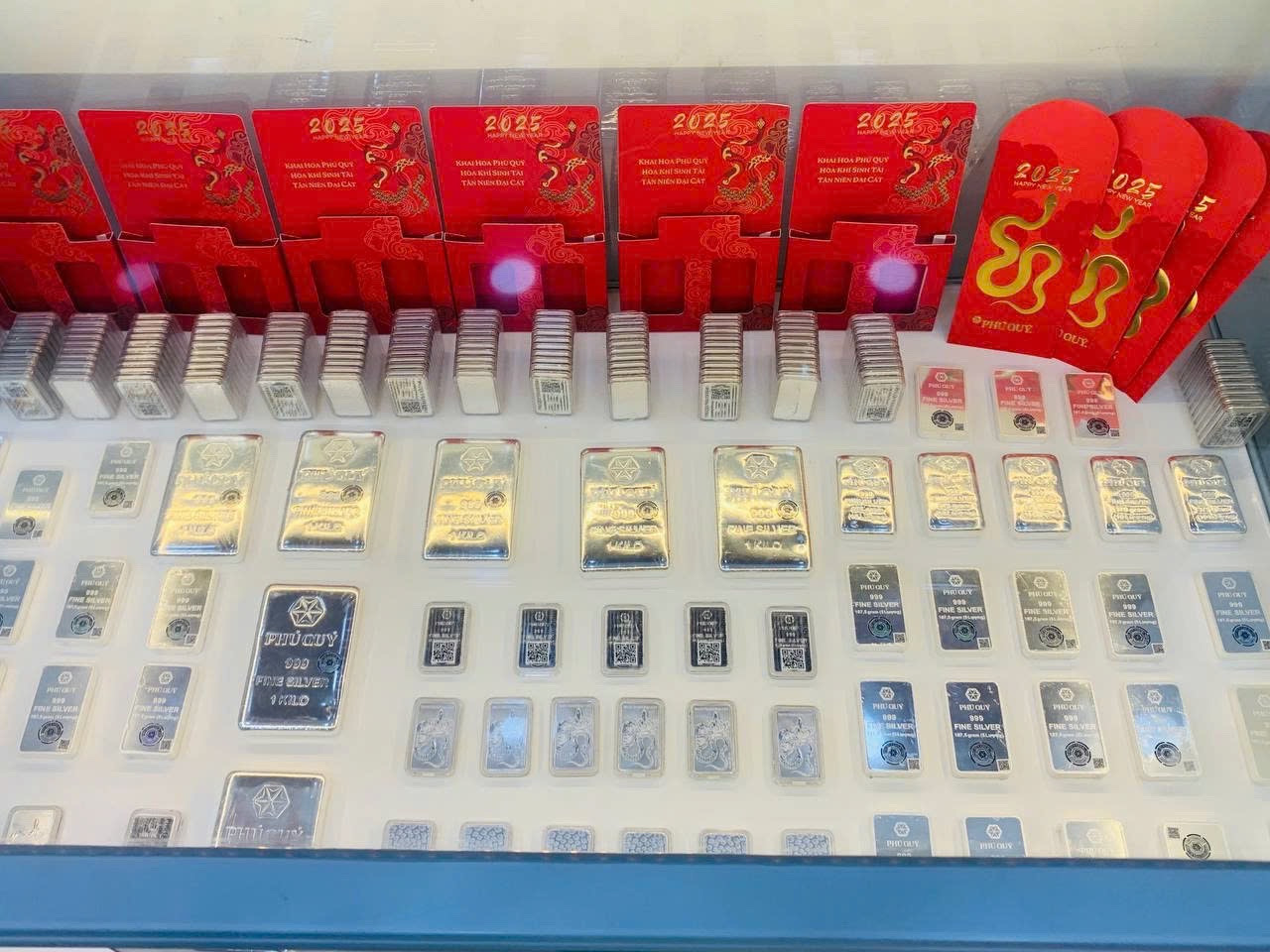 Giá vàng, bạc đồng loạt tăng mạnh đầu năm: Kim loại quý tiếp tục “nóng” trong kỳ nghỉ lễ 2 image 1