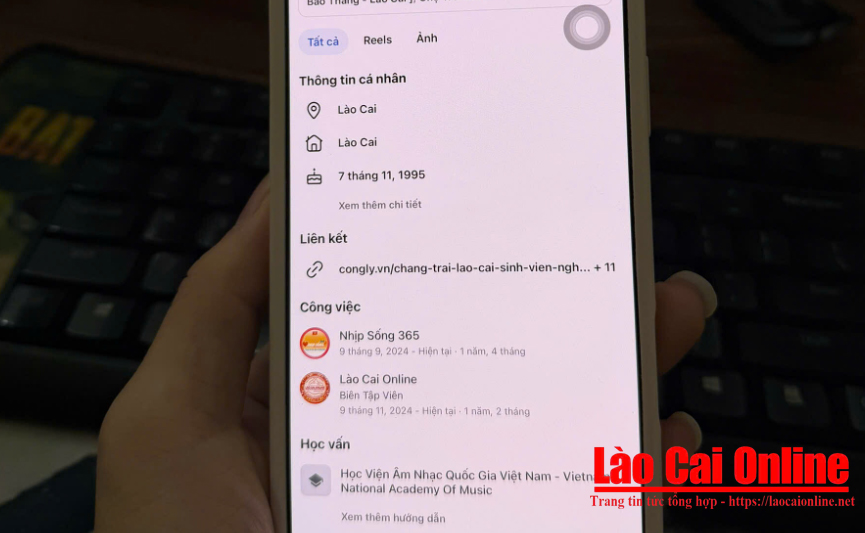 Người dùng Facebook lo lắng vì giao diện mới lộ thông tin cá nhân 1 Nhiều thông tin cá nhân của người dùng đột ngột hiển thị công khai trên Facebook (Ảnh: Du Kỷ).