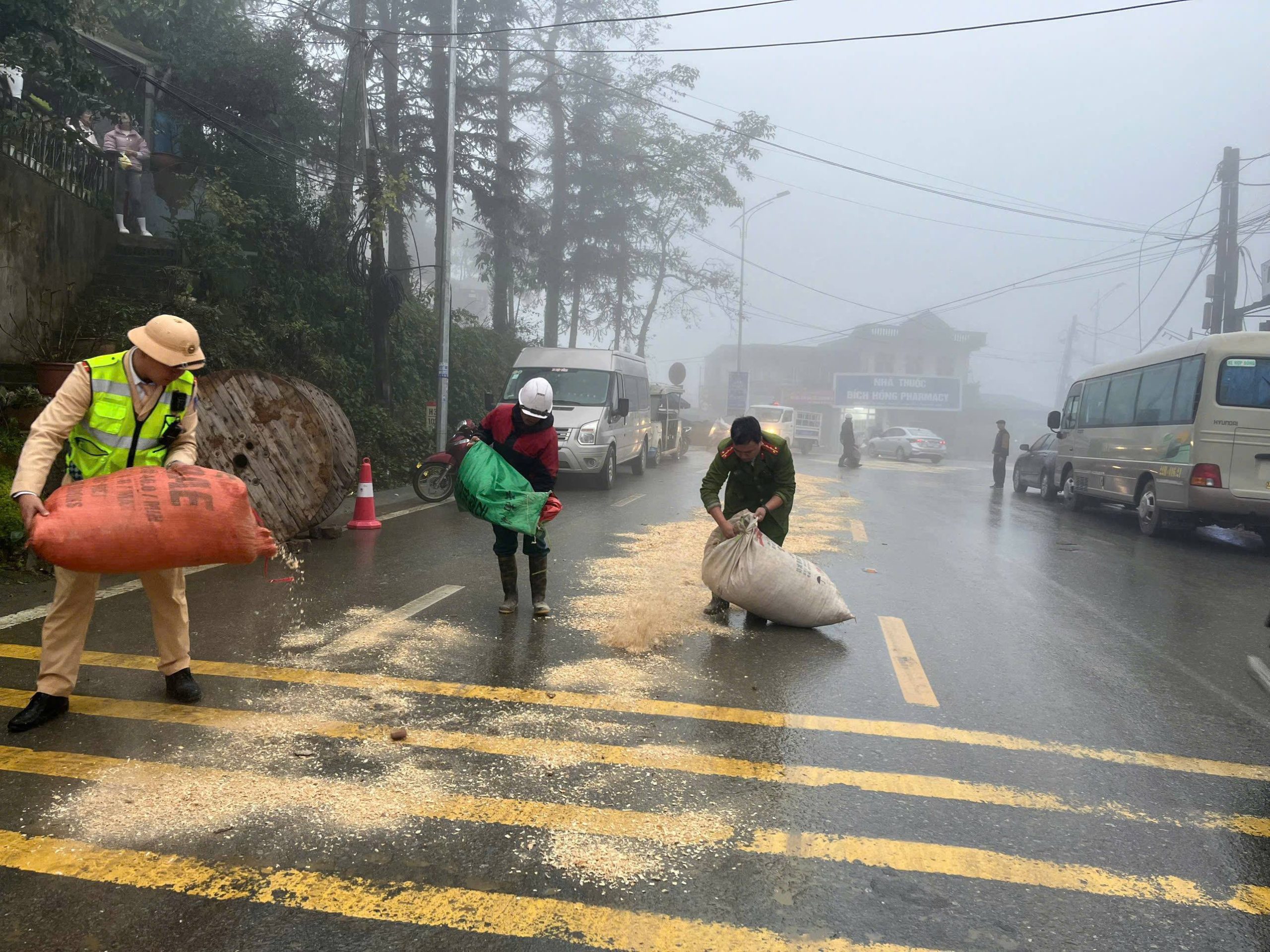 Công an phường Sa Pa kịp thời xử lý sự cố dầu loang, bảo đảm an toàn giao thông cho người dân và du khách 2 mot so nguoi dan di duong cung xuong giup do luc luong chuc nang dai trau scaled