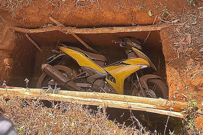 Vụ cướp ngân hàng ở gia lai tìm thấy xe máy của nghi phạm 1 Hai nghi phạm cướp được cho là giấu xe máy Exciter dưới hố. Ảnh: Công an Gia Lai