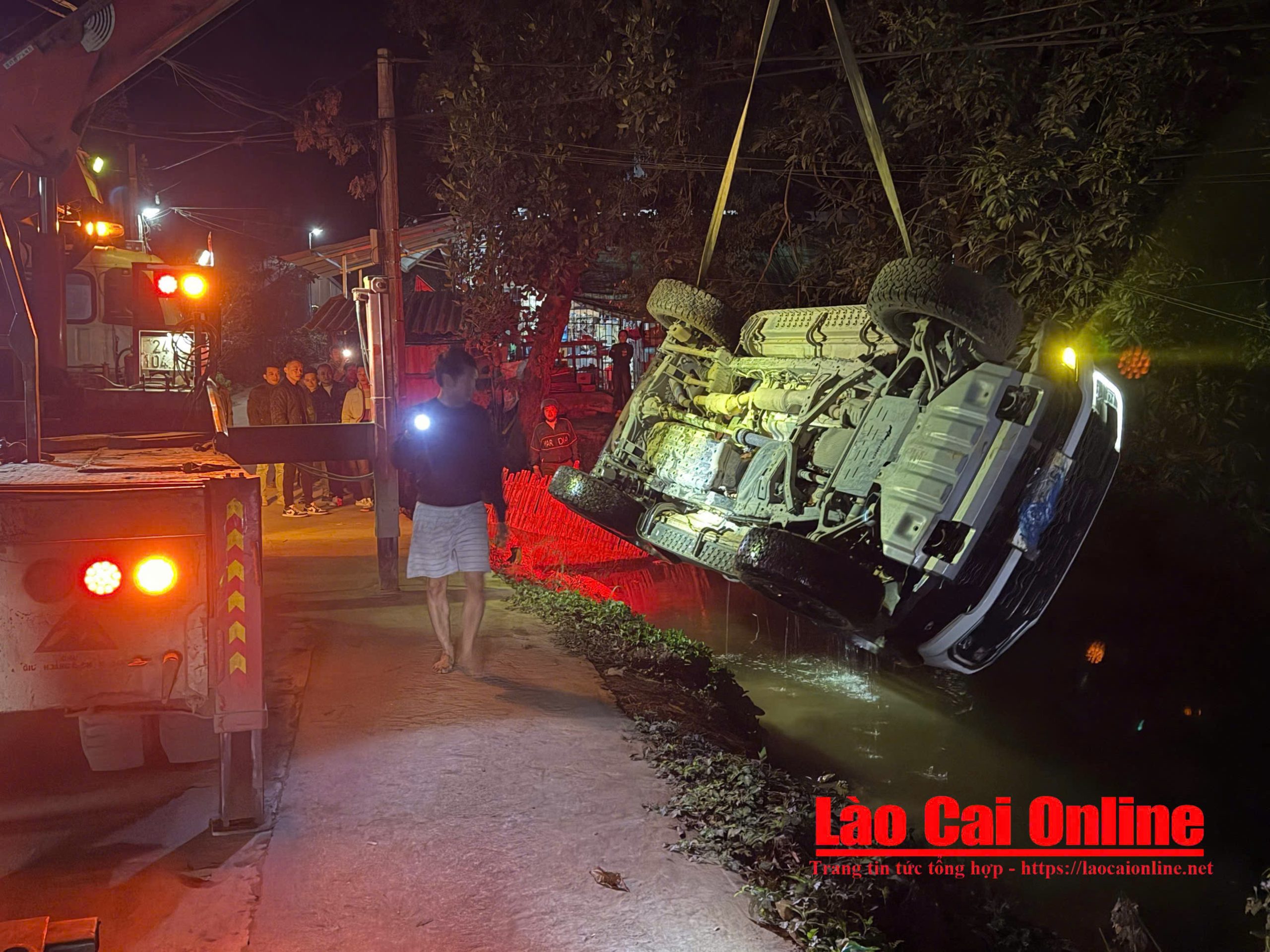 Hiện trường vụ tai nạn khi xe ô tô bán tải mất lái, lao xuống ao cá ven đường tại xã Gia Phú, tỉnh Lào Cai vào tối 25/1.