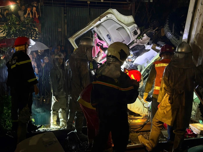 Tàu SE3 tông xe tải mắc kẹt, tài xế tử vong 2 Lực lượng chức năng đang giải quyết vụ tai nạn giao thông. Ảnh: Công an Hà Nội