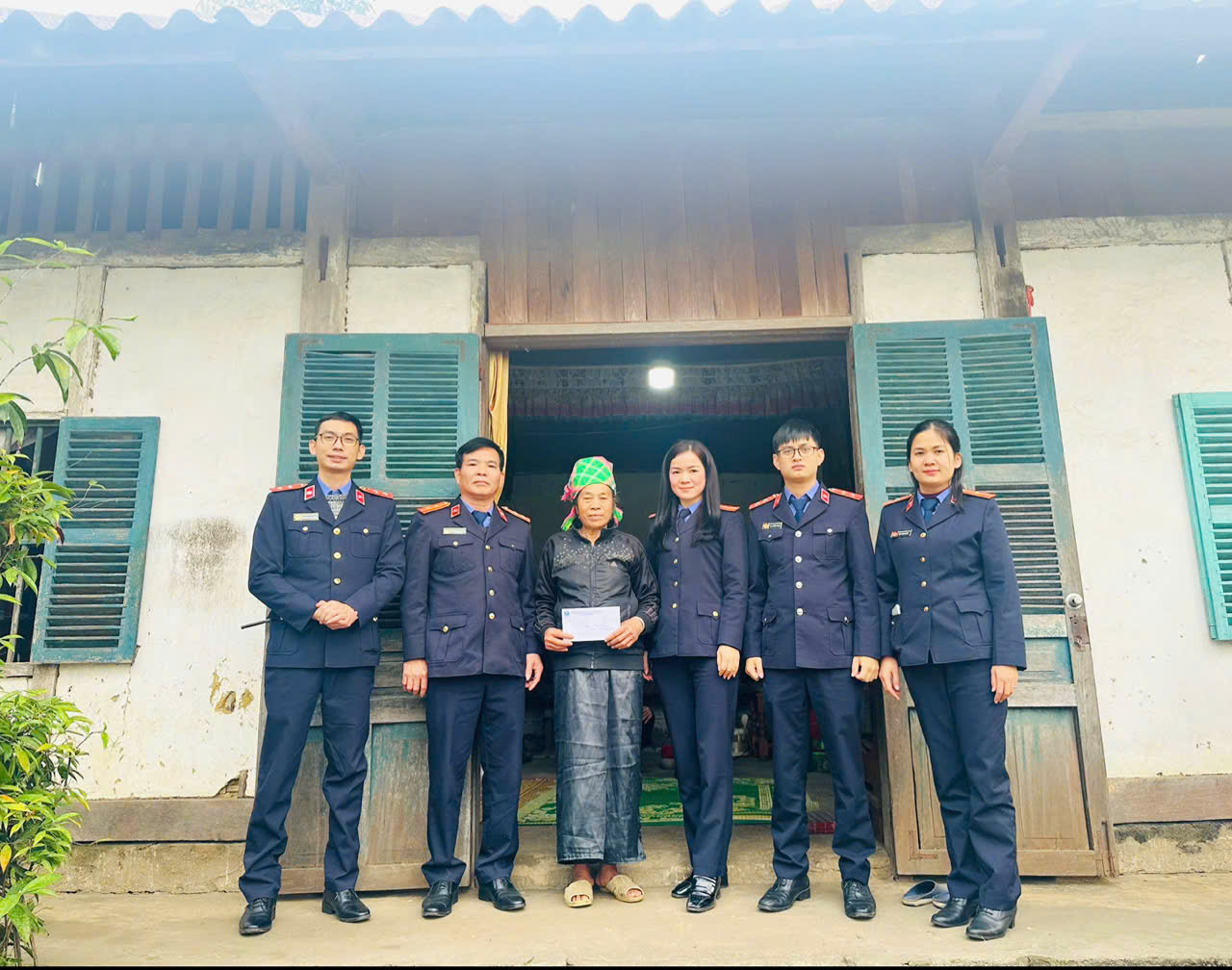 Thăm hỏi động viên từng hộ