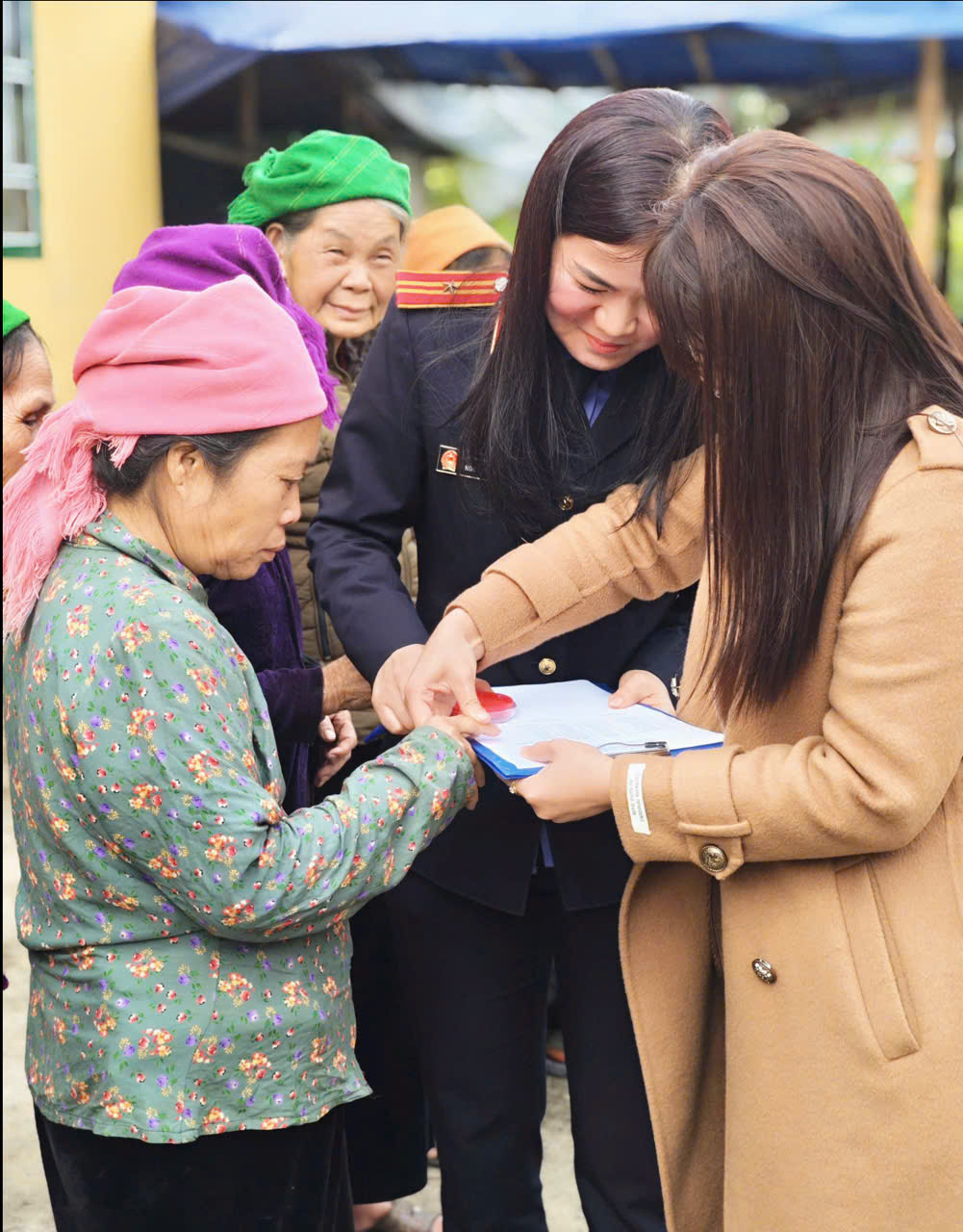 Trao tay những món quà ý nghĩa