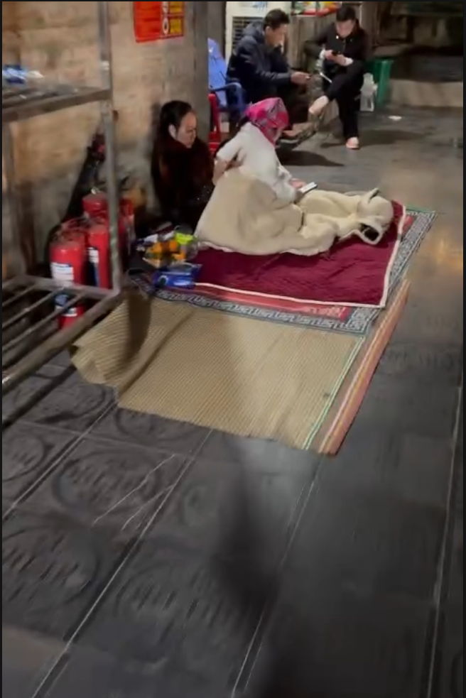 Người dân tụ tập tại đền Bảo Hà trước thông tin di dời tượng ông Hoàng Bảy vào cung cấm. Ảnh: Thanh Tùng