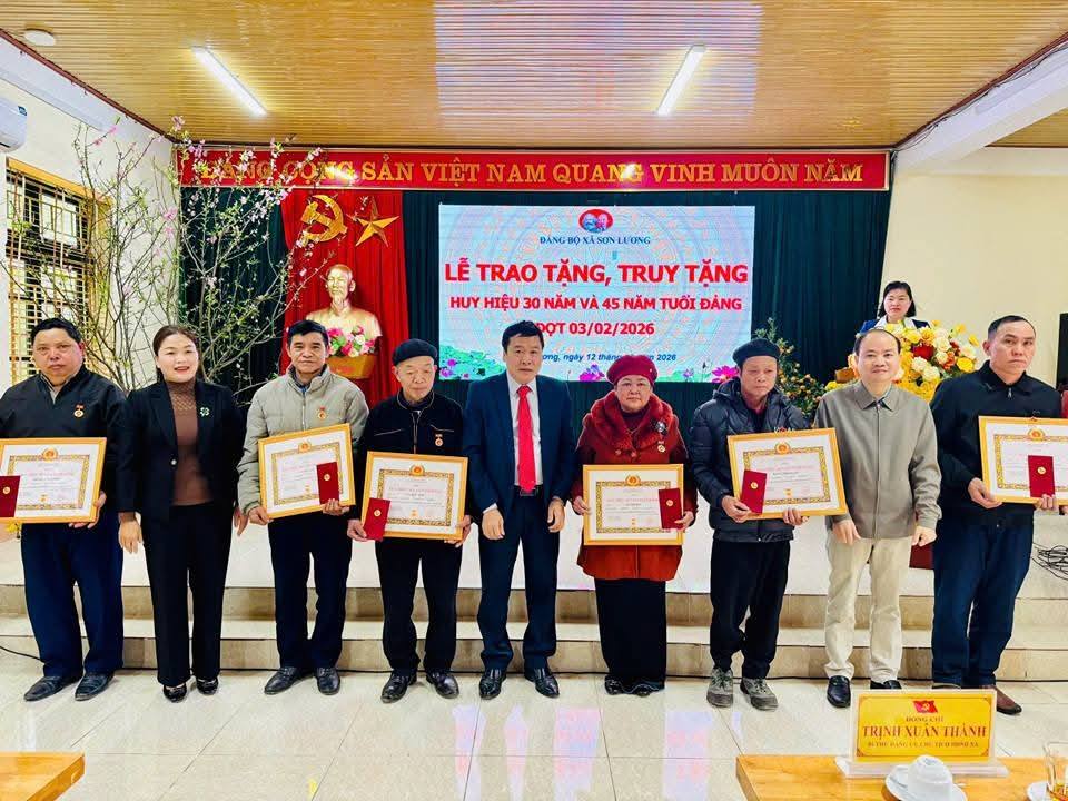 Lãnh đạo Đảng ủy xã Sơn Lương trao Huy hiệu Đảng và giấy chứng nhận cho các đảng viên tiêu biểu tại buổi lễ