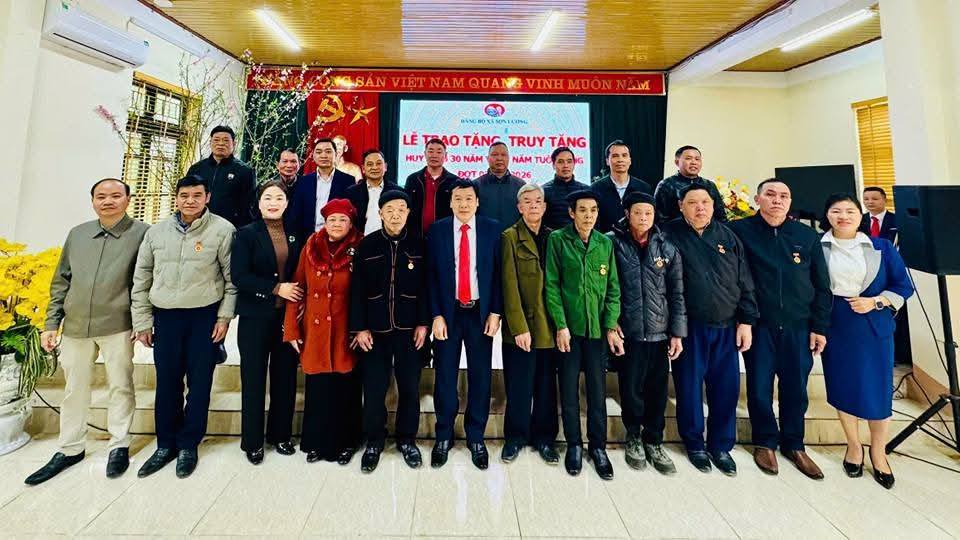 Các đại biểu, đảng viên được nhận Huy hiệu Đảng cùng lãnh đạo xã chụp ảnh lưu niệm sau buổi lễ trong không khí trang trọng, ấm áp, thắm tình đồng chí.