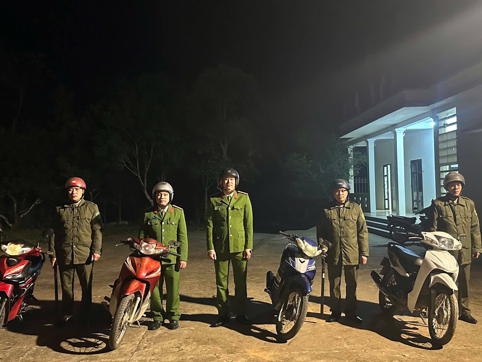 Lực lượng Ban Chỉ huy Quân sự xã cùng Công an xã tổ chức tuần tra đêm trên địa bàn trong dịp Tết Nguyên đán.