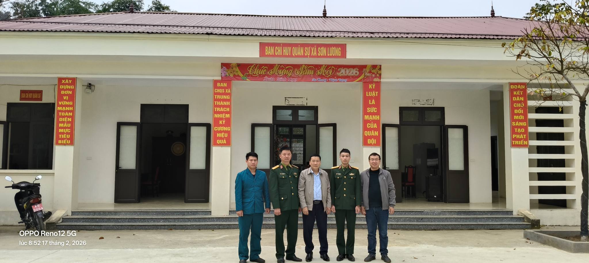 Đoàn công tác chụp ảnh lưu niệm trước trụ sở Ban Chỉ huy Quân sự xã Sơn Lương