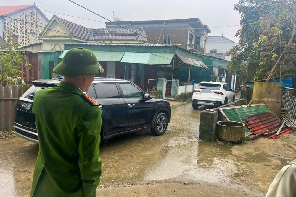 Khởi Tố Tài Xế Đỗ Xe Khóa Đầu, Khóa Đuôi Thách Thức Phạt 100 Triệu Cũng Được 1 Tài xế còn dùng 2 ô tô chắn ngõ, khóa đầu, khóa đuôi xe của người đi chúc Tết