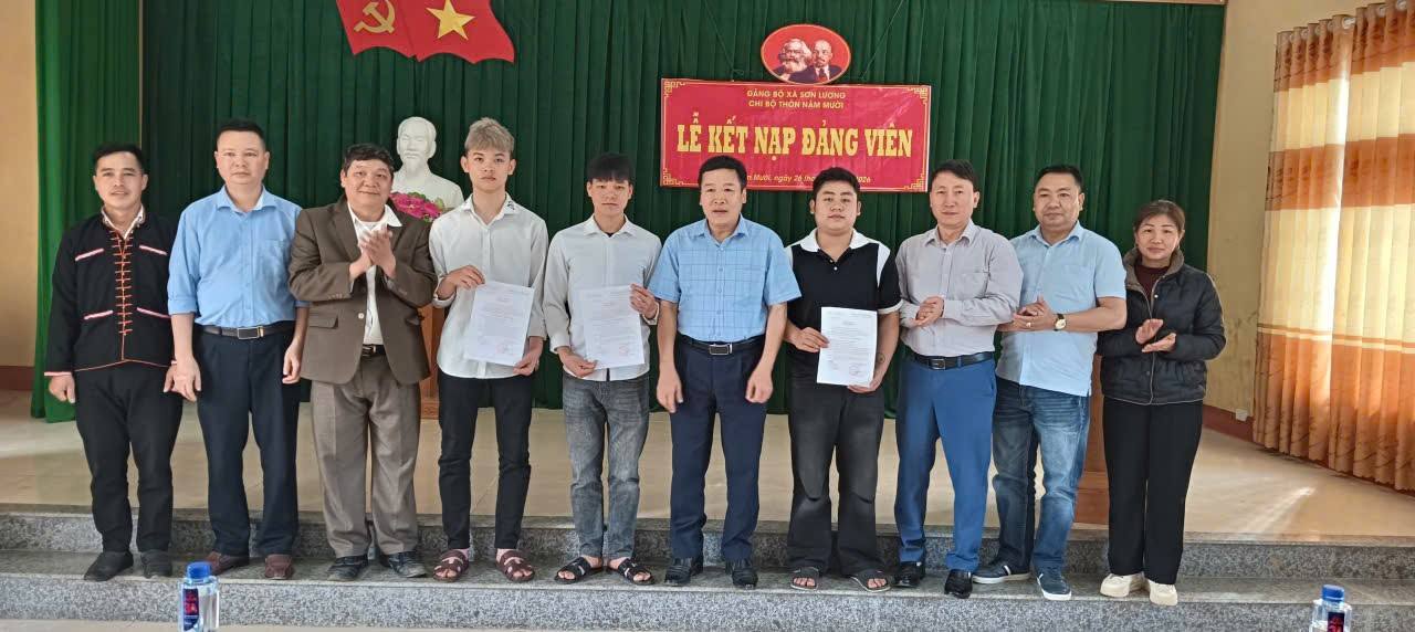 Lãnh đạo Đảng ủy xã Sơn Lương trao quyết định kết nạp cho 3 quần chúng ưu tú trước ngày nhập ngũ