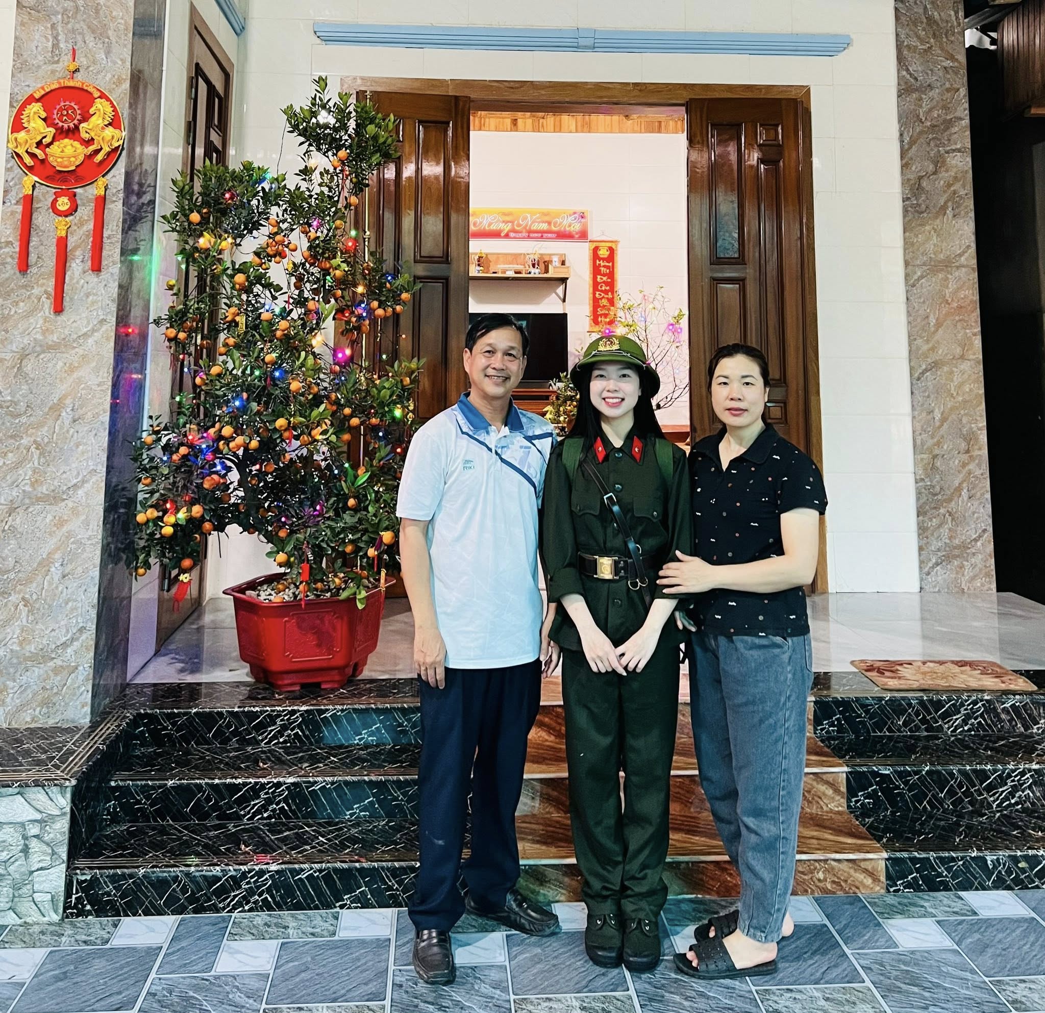 Nguyễn Thị Ngọc Trâm bên gia đình