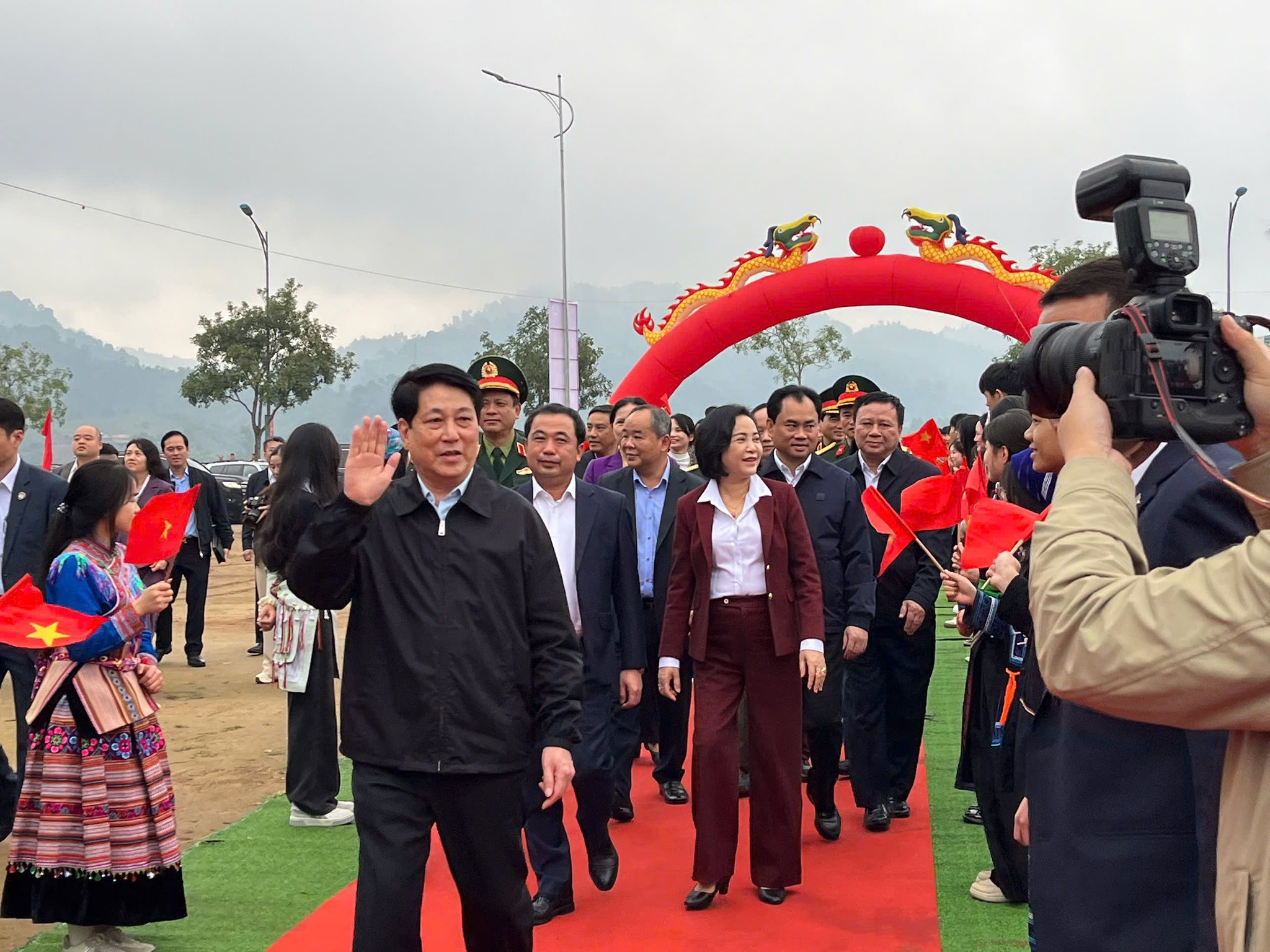 Chủ Tịch Nước Lương Cường Thăm, Chúc Tết Đảng Bộ Và Nhân Dân Lào Cai Nhân Dịp Xuân Bính Ngọ 2026 1 Chủ tịch nước Lương Cường đã đến thăm, chúc mừng năm mới Đảng bộ, chính quyền, lực lượng vũ trang và Nhân dân các dân tộc tỉnh Lào Cai.