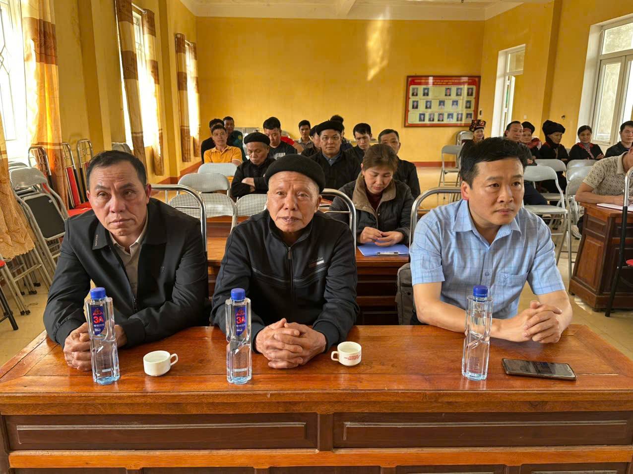 Đại biểu và đảng viên tham dự Lễ kết nạp Đảng tại Chi bộ thôn Nậm Mười, xã Sơn Lương