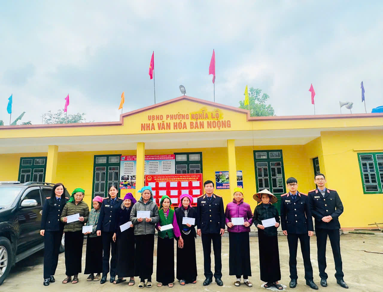 Viện kiểm sát nhân dân khu vực 5 trao quà cho các hộ dân