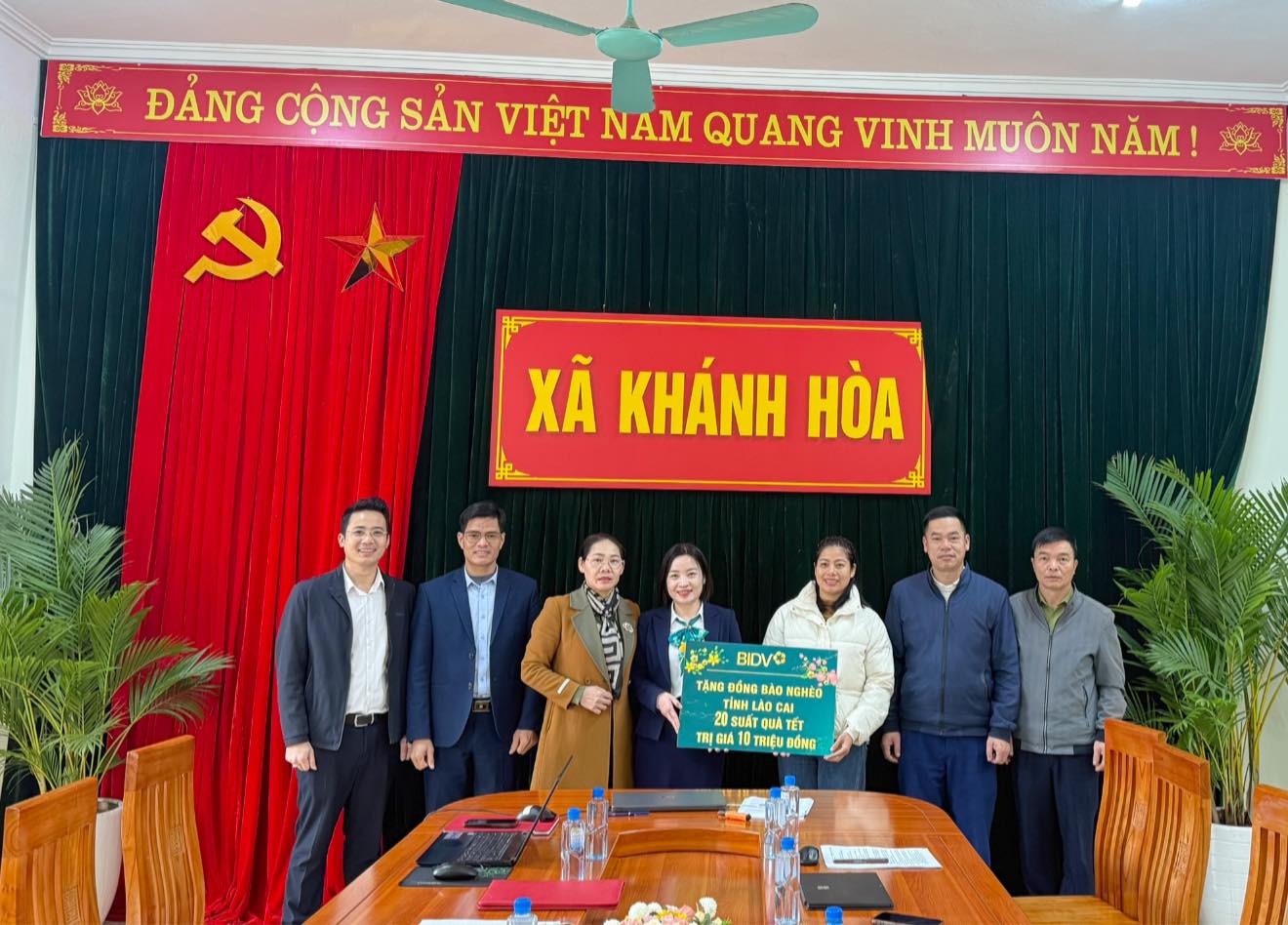 BIDV trao tang qua Tet cho ho ngheo tai xa Khanh Hoa