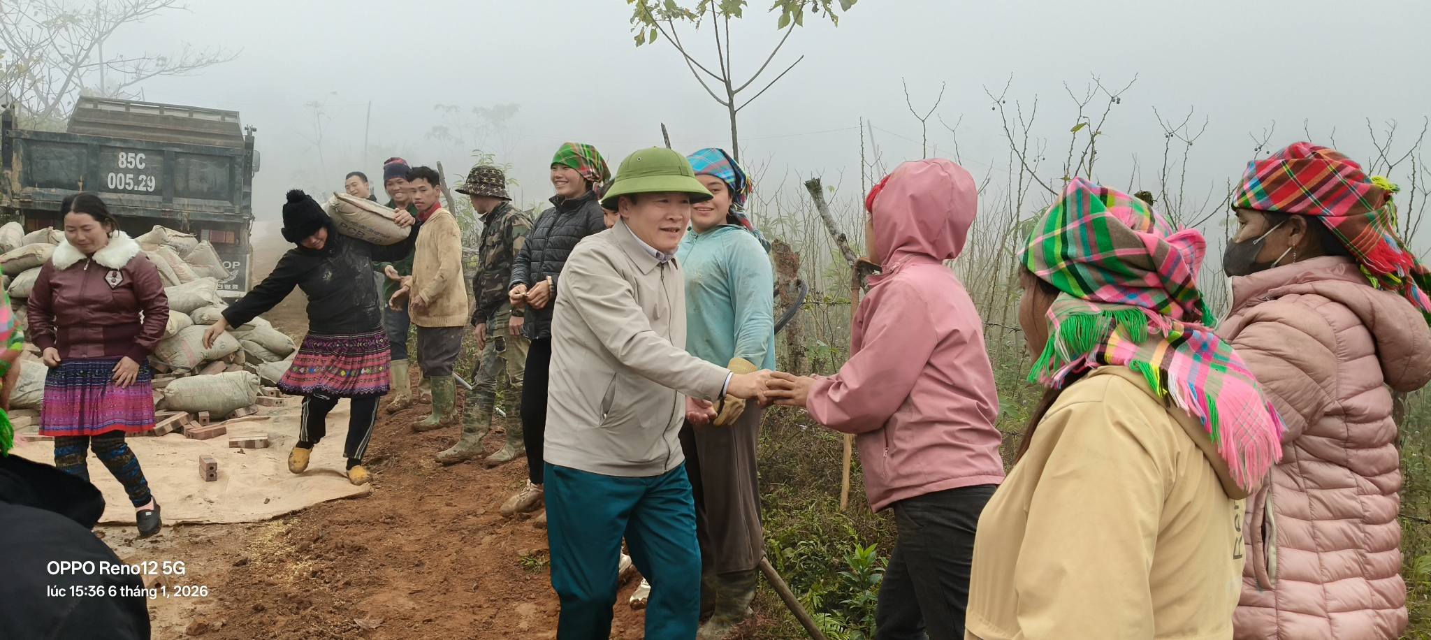 Ba con thon Na Noi chung tay van chuyen vat lieu gop cong xay dung mai am cho ho ngheo