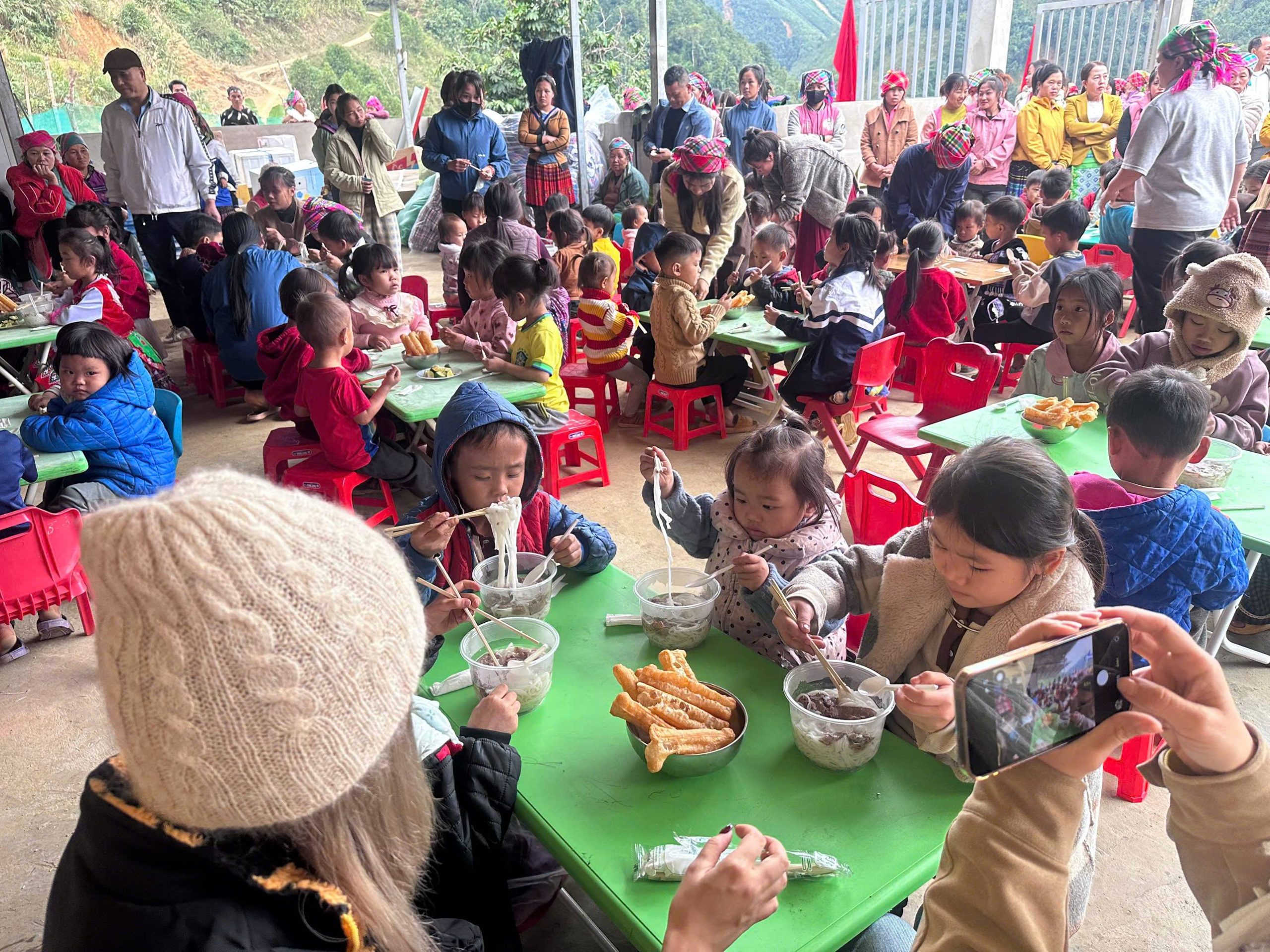 Bua an gian di nhung day du dinh duong chan chua yeu thuong danh cho cac em hoc sinh mam non vung cao scaled