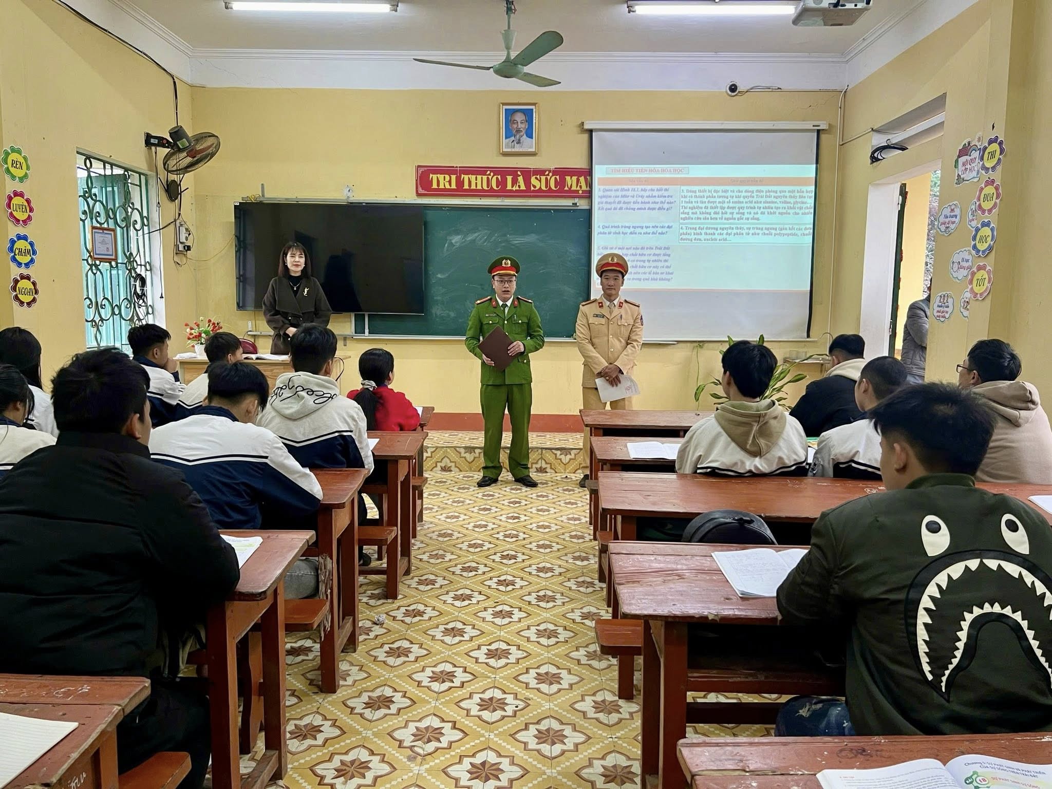 Công an xã Trấn Yên tăng cường giải pháp bảo đảm an toàn giao thông, phòng ngừa tai nạn dịp đầu năm 5 Buoi tuyen truyen phap luat thu hut su tham gia nghiem tuc cua dong dao hoc sinh gop phan xay dung van hoa giao thong an toan