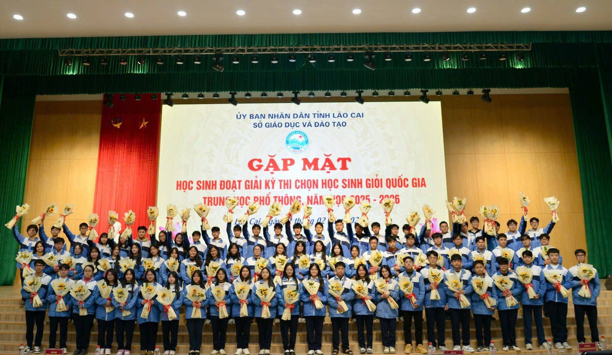 Cac em hoc sinh truong THPT Chuyen Lao Cai duoc bieu duong trong buoi gap mat