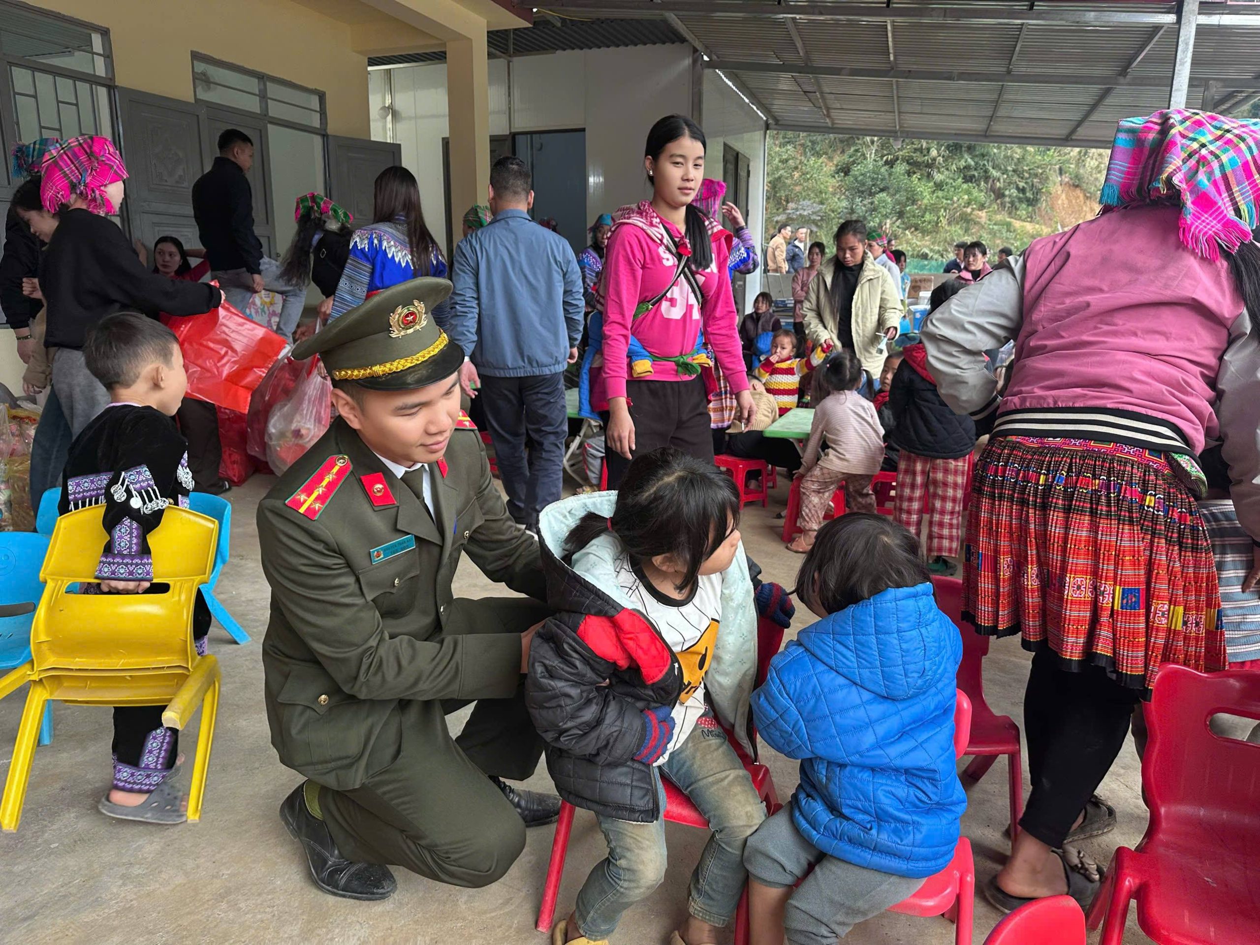 Can bo Cong an an can cham soc ho tro cac em nho tai chuong trinh tinh nguyen o xa Mo Vang scaled