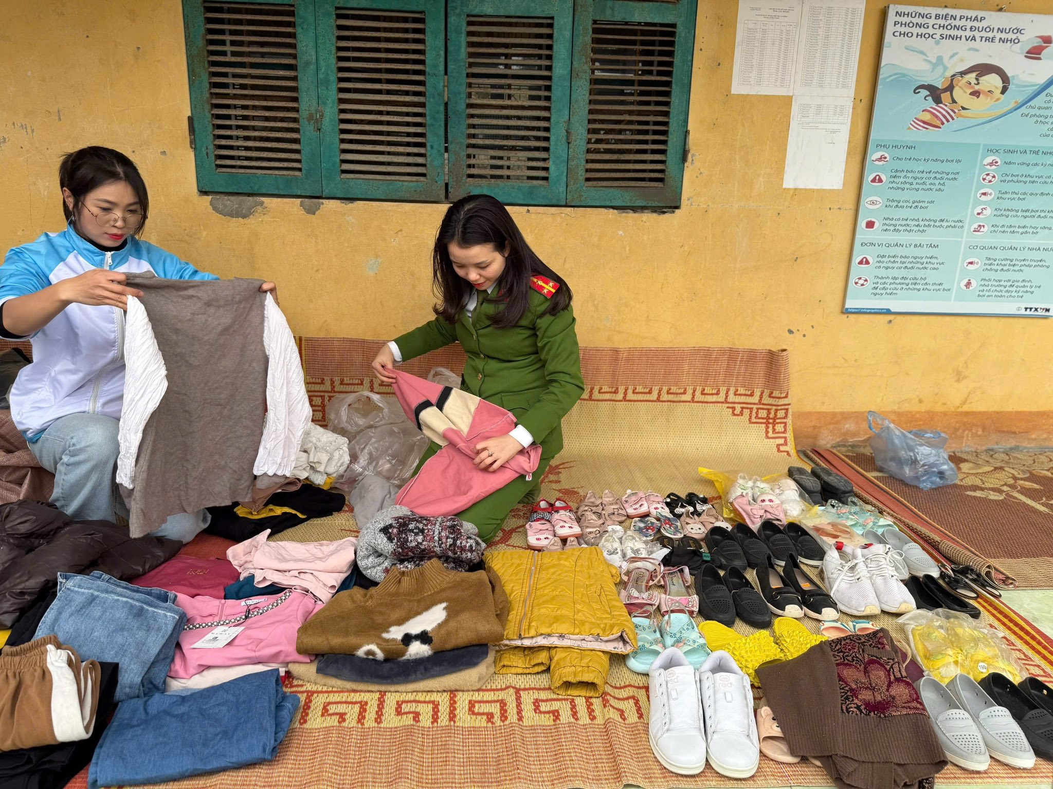 Can bo doan vien phan loai sap xep quan ao giay dep de trao tan tay nguoi dan kho khan