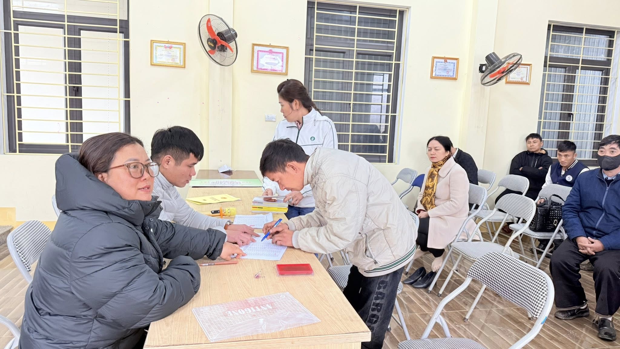 Can bo xa huong dan lam thu tuc trao qua Tet cong khai dung doi tuong