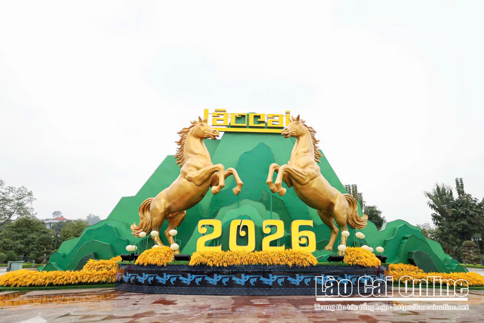 Cận cảnh linh vật song mã rực rỡ giữa trung tâm Lào Cai đón Xuân Bính Ngọ 2026 4 Can canh linh vat song ma voi tao hinh manh me gui gam khat vong phat trien but pha cua Lao Cai trong nam moi 1