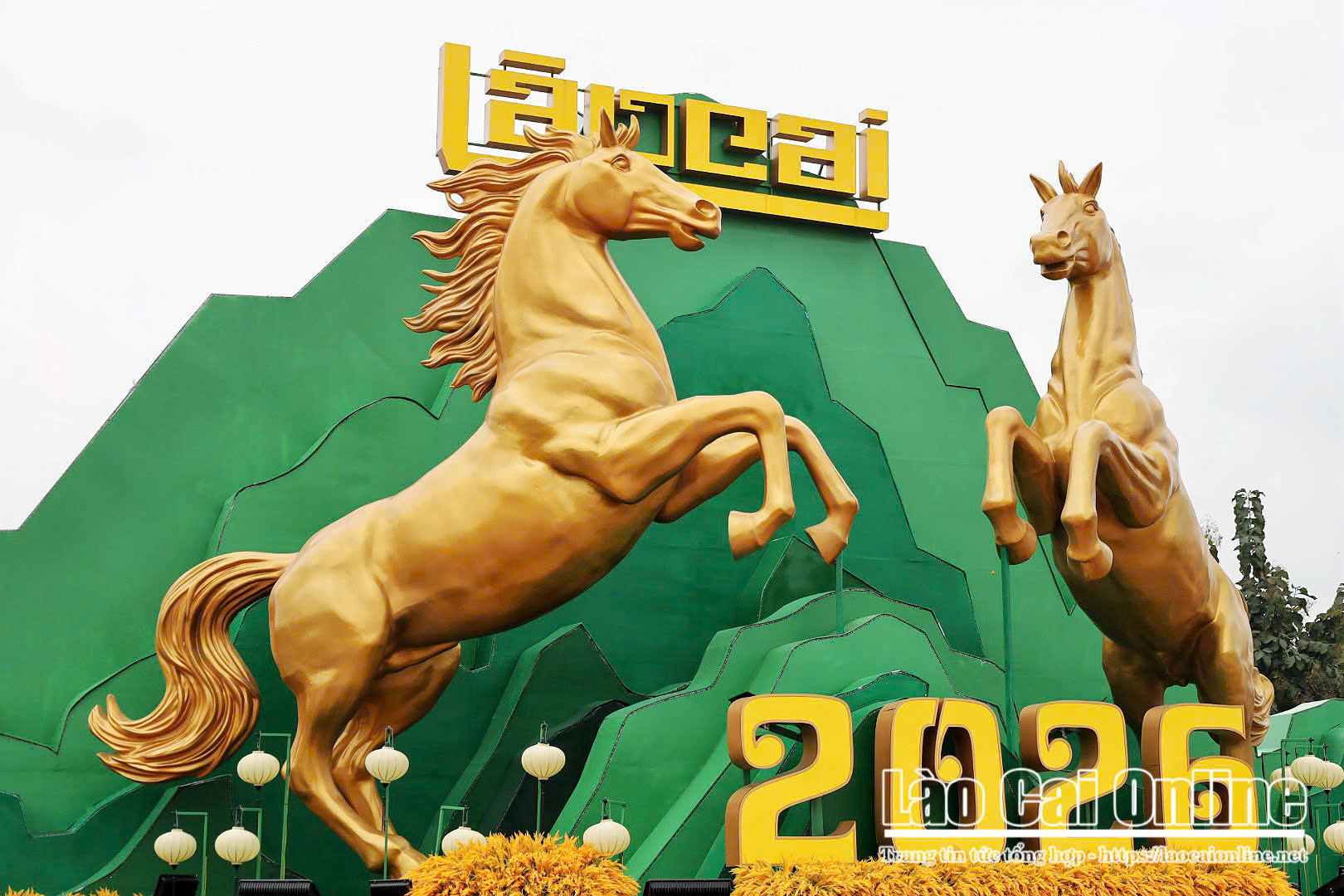 Cận cảnh linh vật song mã rực rỡ giữa trung tâm Lào Cai đón Xuân Bính Ngọ 2026 3 Cap linh vat song ma uy nghi noi bat tai Quang truong 19 8