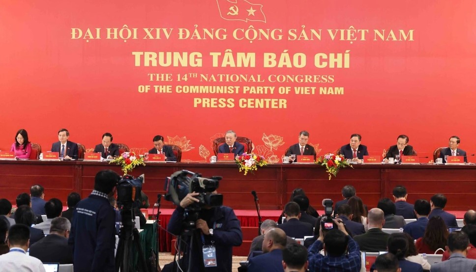 Chiều 23/1, tại Trung tâm Hội nghị Quốc gia (Hà Nội), ngay sau khi kết thúc phiên bế mạc, Tổng Bí thư Tô Lâm chủ trì buổi họp báo quốc tế công bố kết quả Đại hội XIV của Đảng (Ảnh: TTXVN).