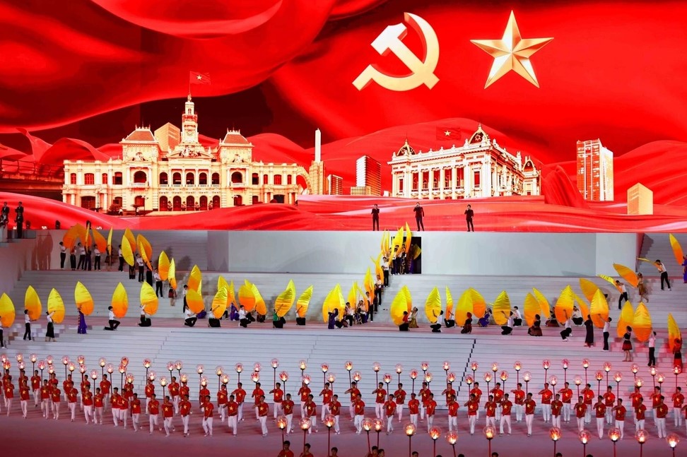 Chương trình “Dưới lá cờ vẻ vang của Đảng” là điểm nhấn đặc biệt, giàu ý nghĩa chính trị - văn hóa - nghệ thuật, thể hiện niềm tin son sắt của toàn Đảng, toàn dân, toàn quân đối với sự lãnh đạo của Đảng Cộng sản Việt Nam, quyết tâm đoàn kết một lòng thực hiện thắng lợi Nghị quyết Đại hội XIV