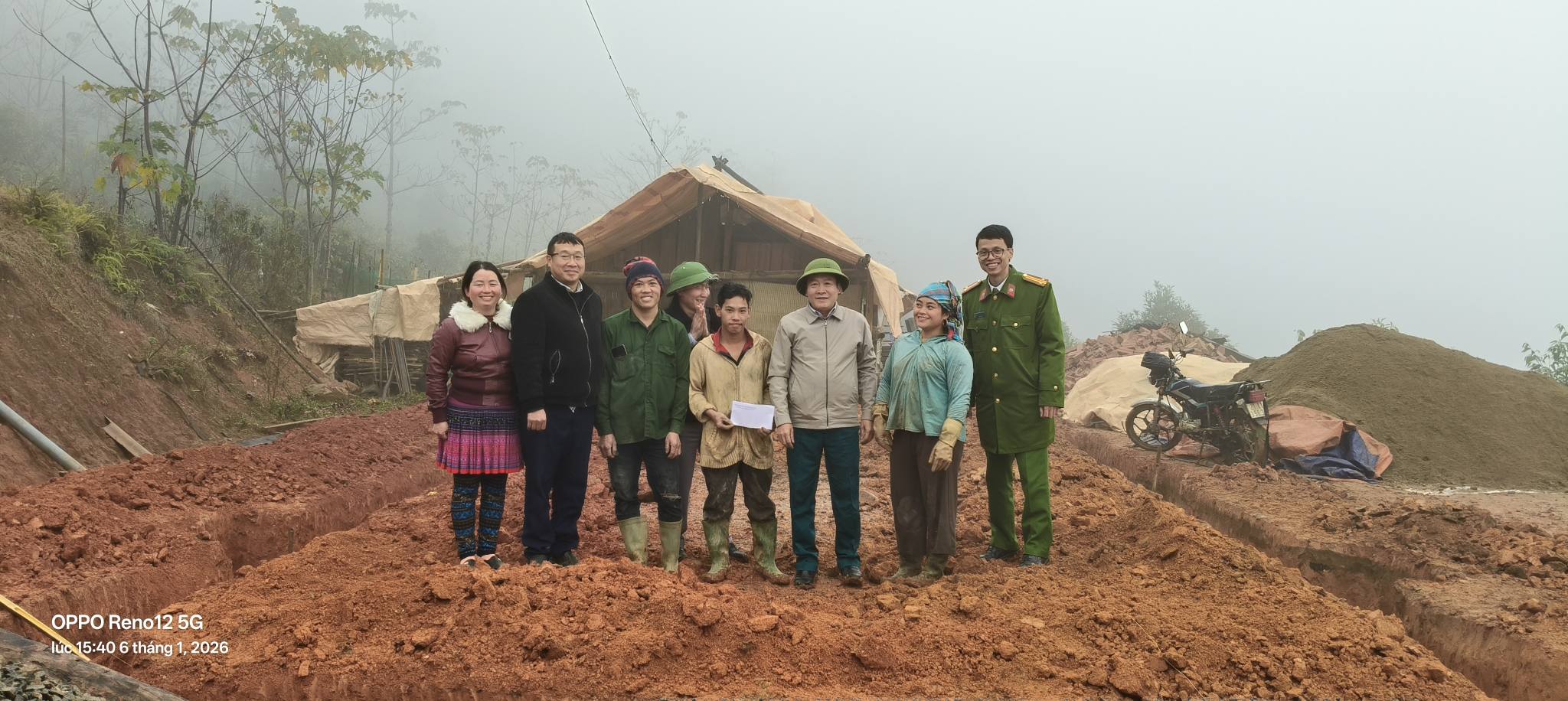 Chinh quyen dia phuong nha tai tro va nguoi dan cung chung niem vui trong ngay hoan thien ngoi nha moi
