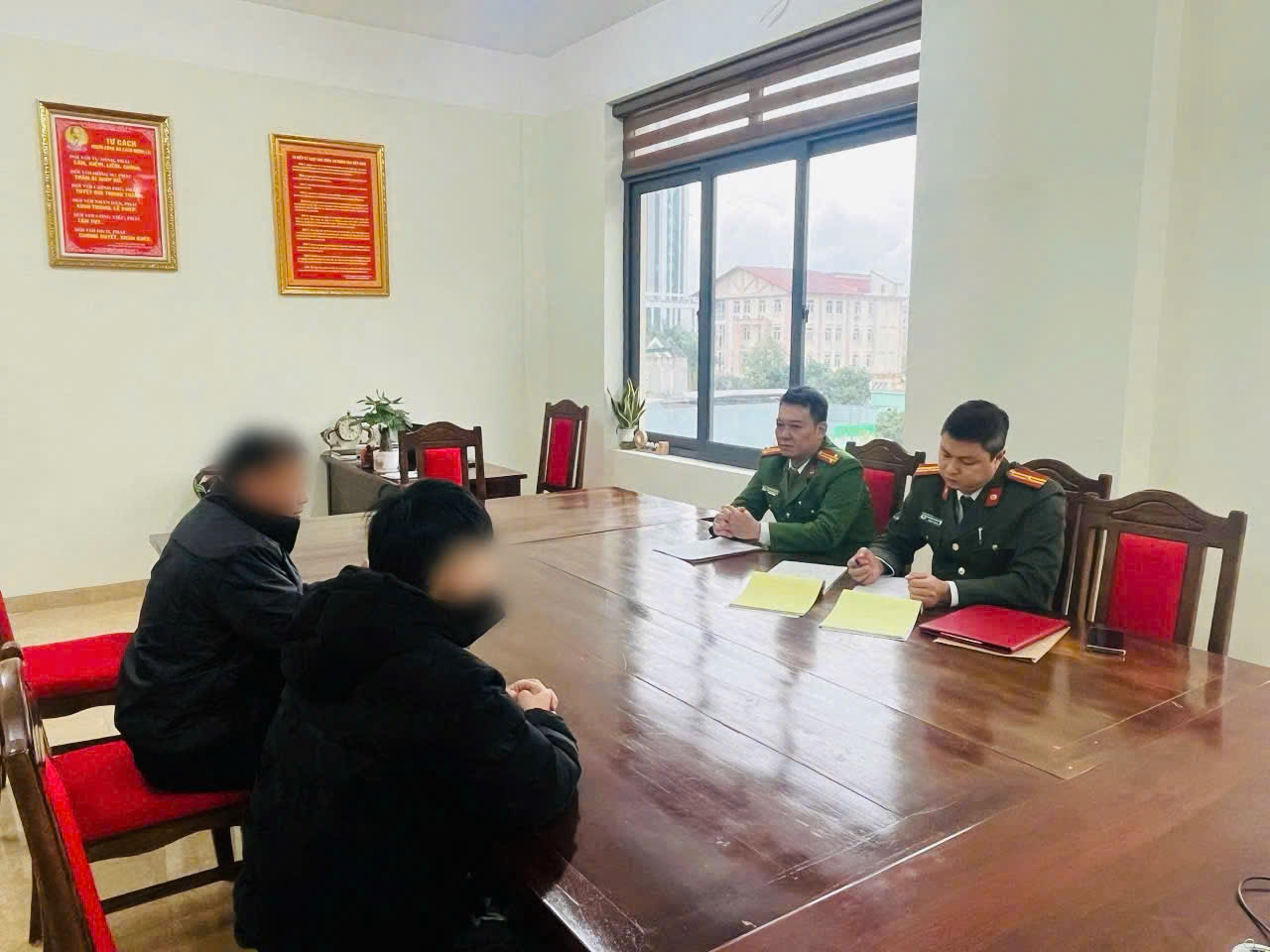 Cong an xa Bao Thang trieu tap Trieu Van H va dai dien gia dinh den lam viec 1